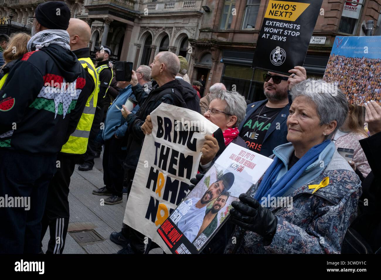 Glasgow, Scozia, 11 ottobre 2025. I sostenitori pro-Israele stanno con cartelli mentre un raduno nazionale pro-Palestina passa attraverso il centro della città, a Glasgow, Scozia, 11 ottobre 2025. Foto: Jeremy Sutton-Hibbert/Alamy Live News. Foto Stock