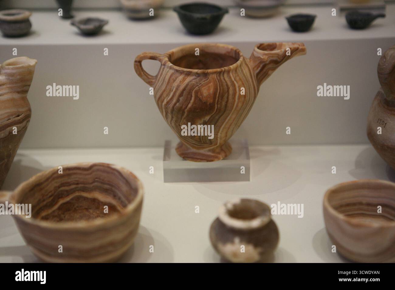 Caraffa in marmo venato per uso funerario. Ho trovato il cimitero di Mochlos. 2600-1900BC. Artefatto/mostra visibile nel Museo archeologico di Heraklion a Creta, Grecia Foto Stock
