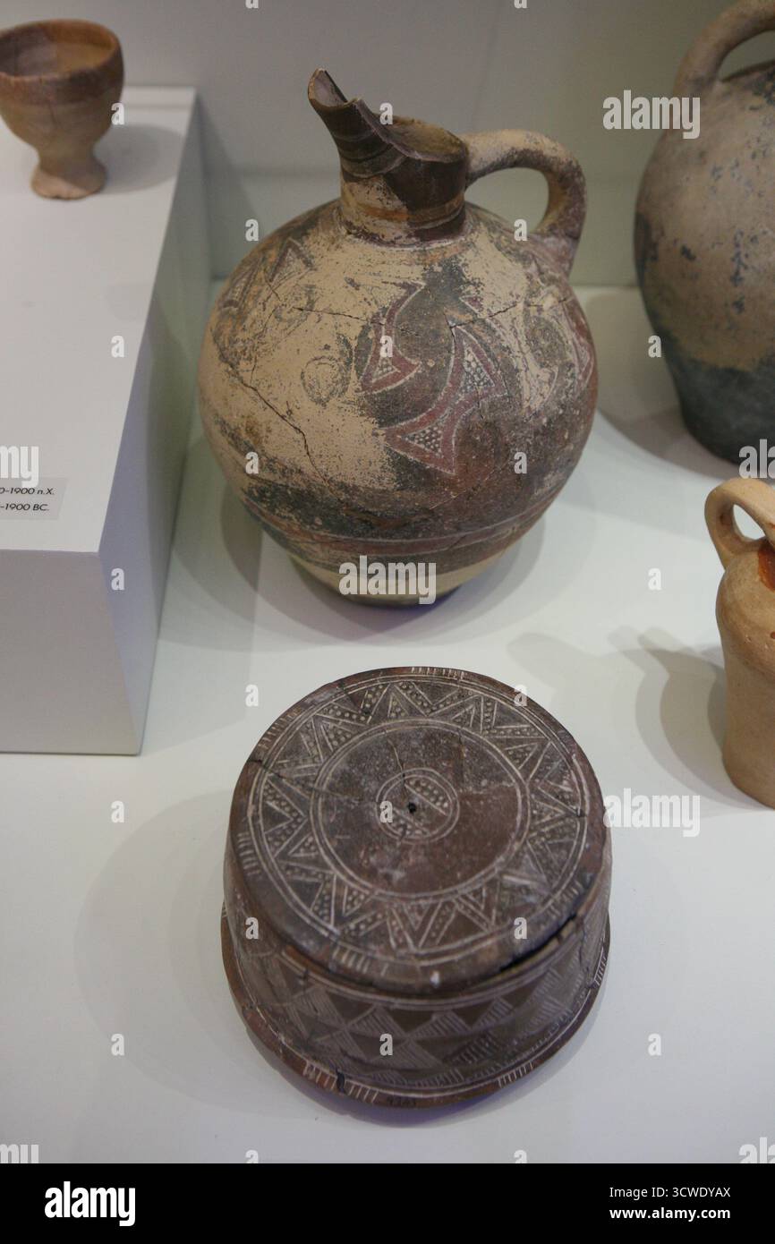 pyxis cilindrico con coperchio (scatola gioiello) trovato Knossos. Datato 1900-1800 a.C. Artefatto/mostra visibile nel Museo archeologico di Heraklion a Creta, Grecia Foto Stock
