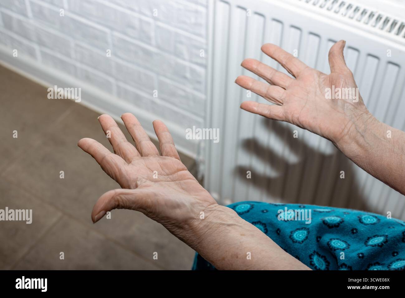 Primo piano di una donna anziana tesa le mani con la pelle rugosa. Foto Stock