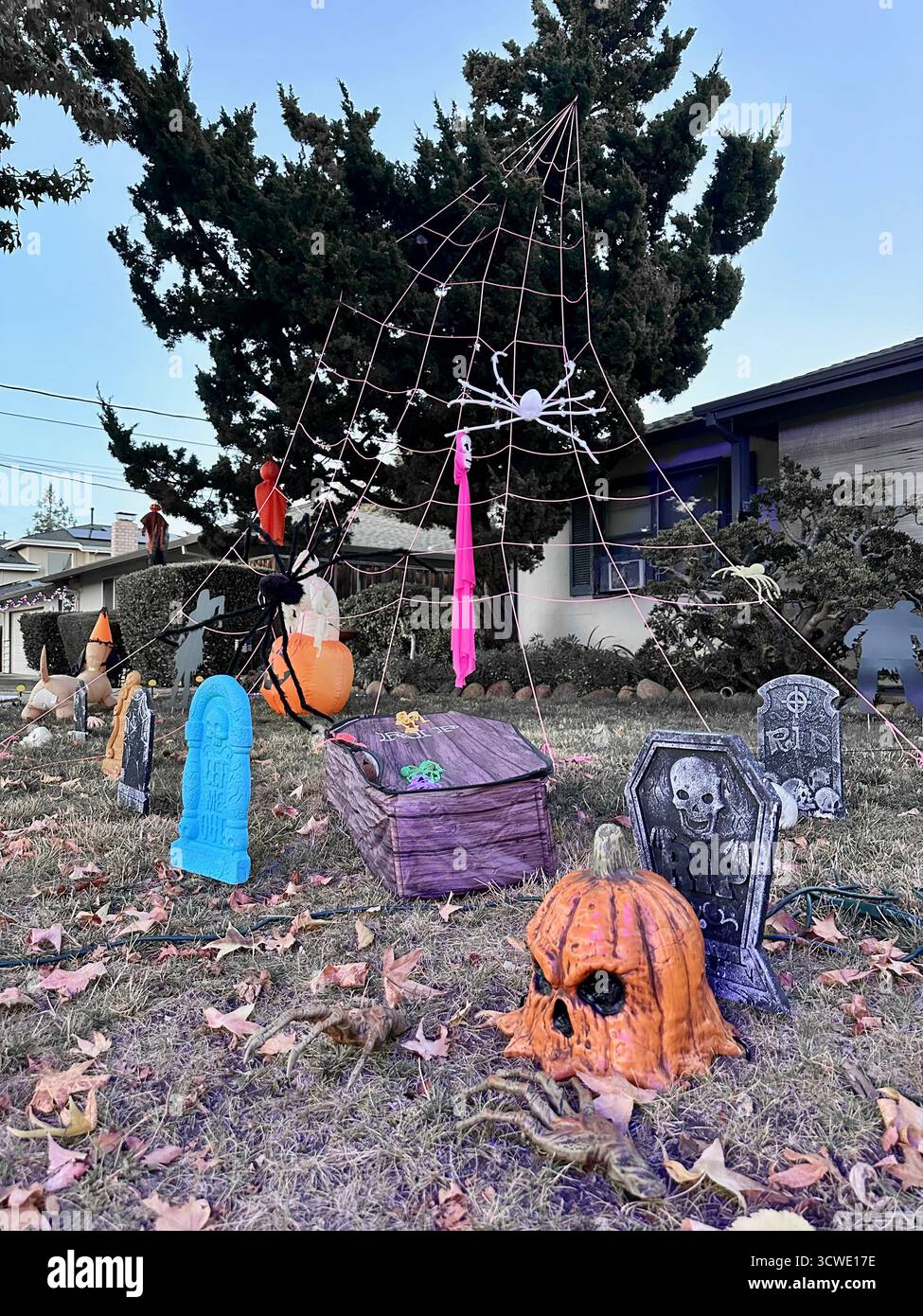 Giant Spider Web e Cartoon Reaper Halloween Yard display Foto Stock