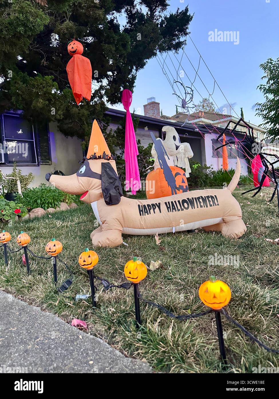 Happy Howl-o-Ween decorazione di cani gonfiabili nel cortile anteriore Foto Stock