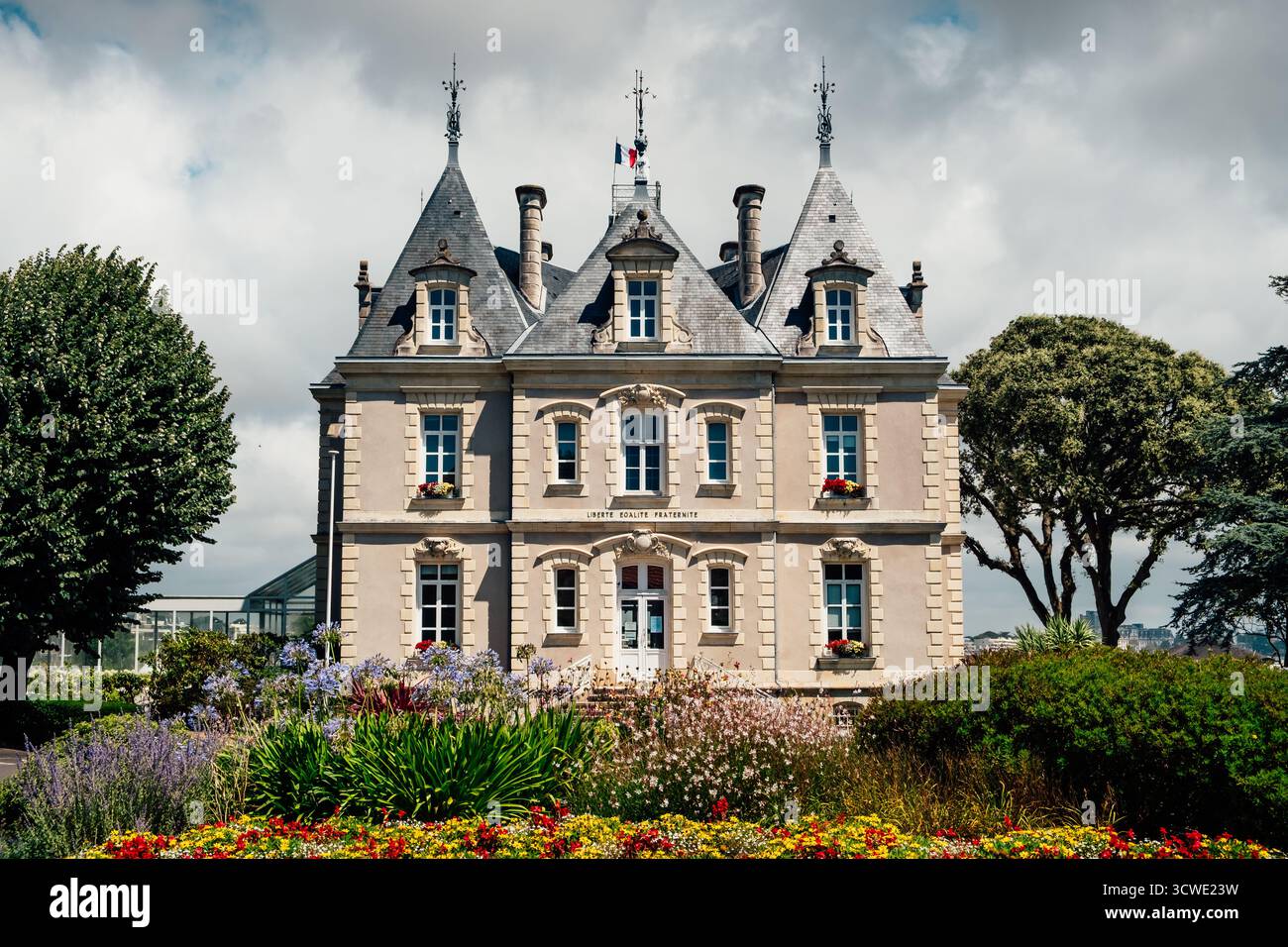 La facciata anteriore del municipio di le Pouliguen durante l'estate con splendidi fiori Foto Stock