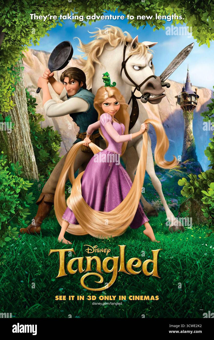 Tangled (2010) è un film diretto da Nathan Greno e Byron Howard, con Mandy Moore, Zachary Levi e donna Murphy. Una giovane principessa con i suoi magici capelli lunghi sfugge alla sua torre solitaria con l'aiuto di un ladro e scopre il mondo per la prima volta. SOLO PER L'USO EDITORIALE del poster STATUNITENSE. Crediti: BFA / Walt Disney Studios Motion Pictures Foto Stock