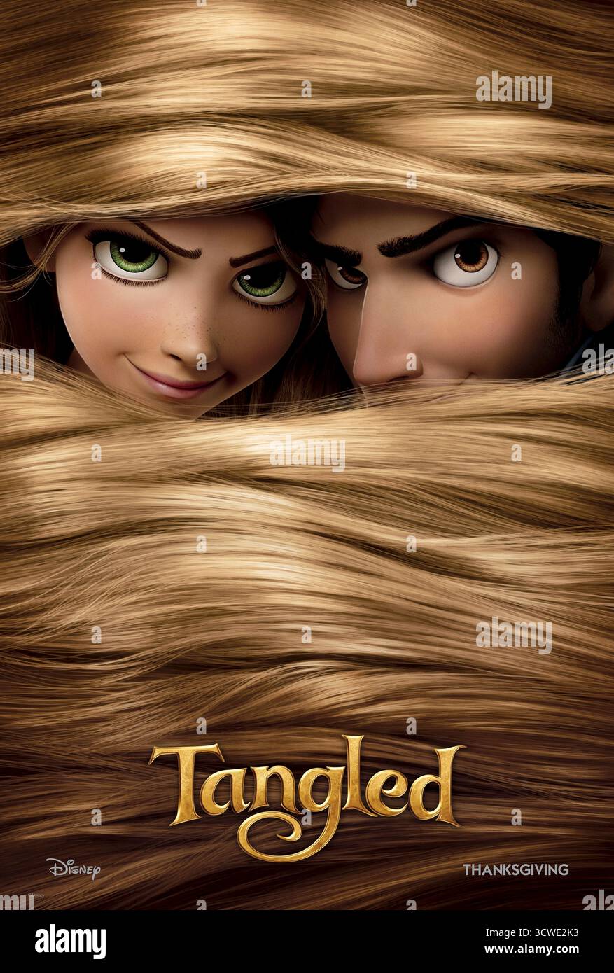 Tangled (2010) è un film diretto da Nathan Greno e Byron Howard, con Mandy Moore, Zachary Levi e donna Murphy. Una giovane principessa con i suoi magici capelli lunghi sfugge alla sua torre solitaria con l'aiuto di un ladro e scopre il mondo per la prima volta. SOLO PER L'USO EDITORIALE del poster STATUNITENSE. Crediti: BFA / Walt Disney Studios Motion Pictures Foto Stock