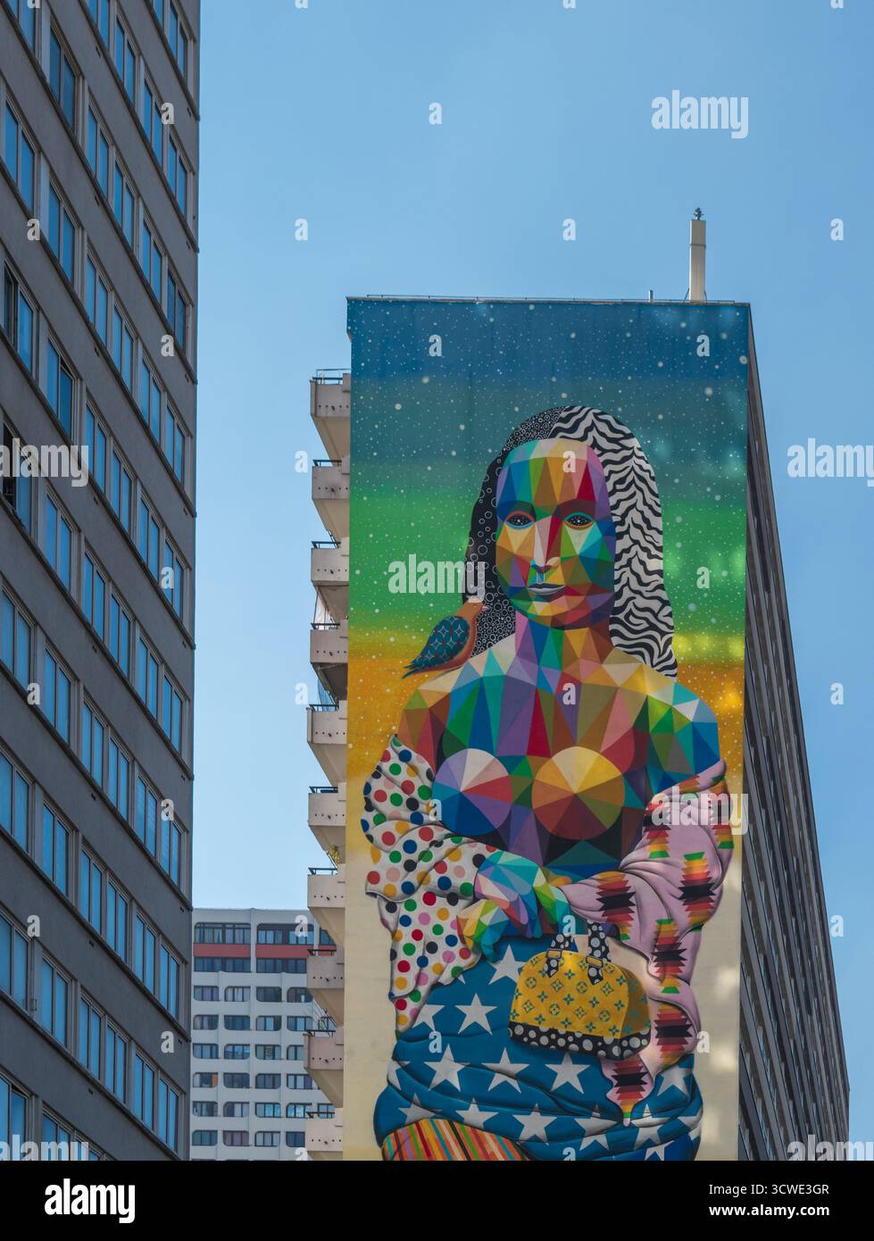 Parigi, Francia - 10 11 2025 : Street art su un edificio nel quartiere delle Olimpiadi nel 13° arrondissement di Parigi Foto Stock