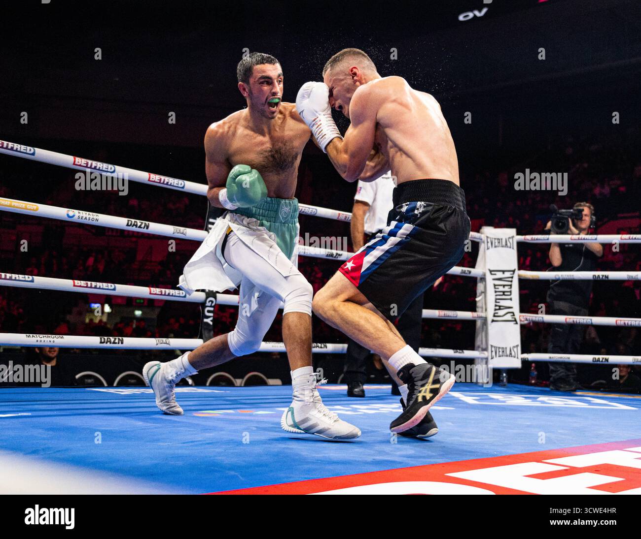 Utilita Arena, Sheffield, Regno Unito. 11 ottobre 2025. Matchroom Boxing, Dave Allen contro Arslanbek Makhmudov undercard; Ibraheem Sulaimaan sbarca un pugno in Super Featherweight Contest contro James Chereji Credit: Action Plus Sports/Alamy Live News Foto Stock