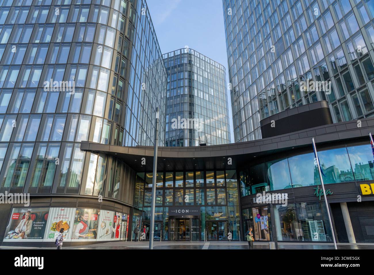 Vienna Austria - 12 settembre 2025: Ingresso al moderno edificio Icon Office a Vienna Austria Foto Stock
