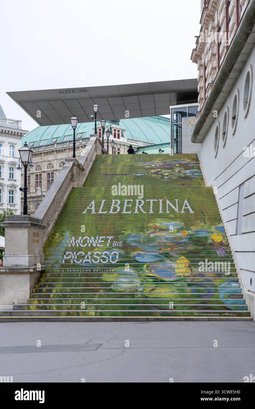 Vienna Austria - 12 settembre 2025: Gradini colorati dipinti a Vienna Austria che portano al Museo Albertina Foto Stock
