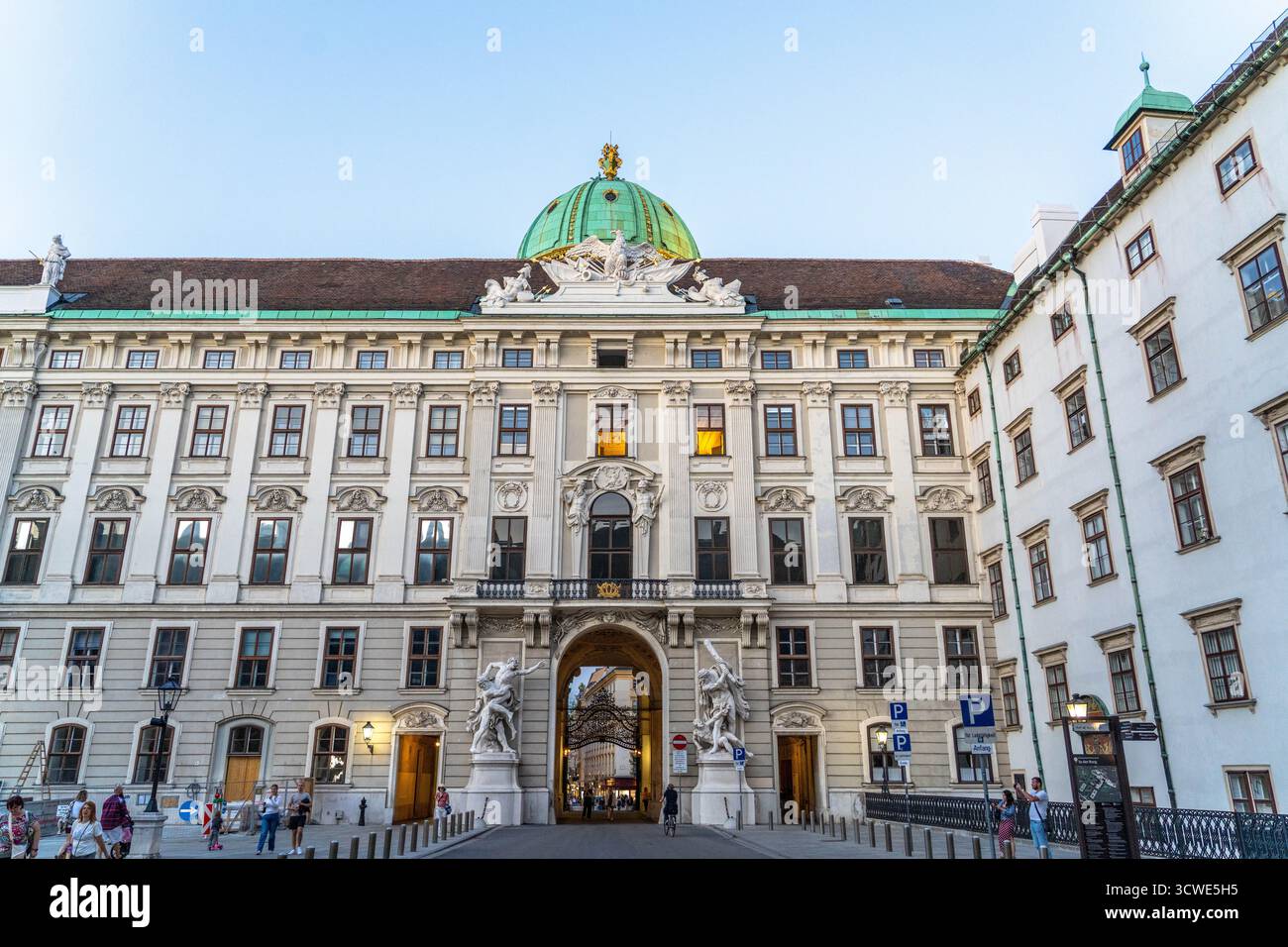 Vienna Austria - 11 settembre 2025: Passaggio per il Museo Sisi a Vienna Austria con turisti che camminano intorno Foto Stock