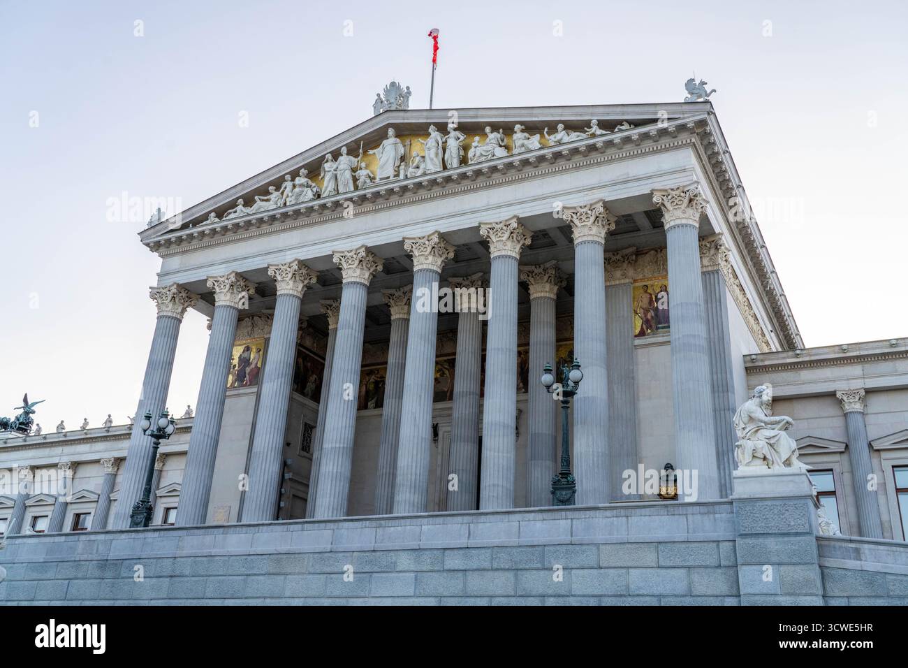 Vienna Austria - 11 settembre 2025: L'edificio del Parlamento austriaco con colonne e rilievi ornati a Vienna Austria Foto Stock