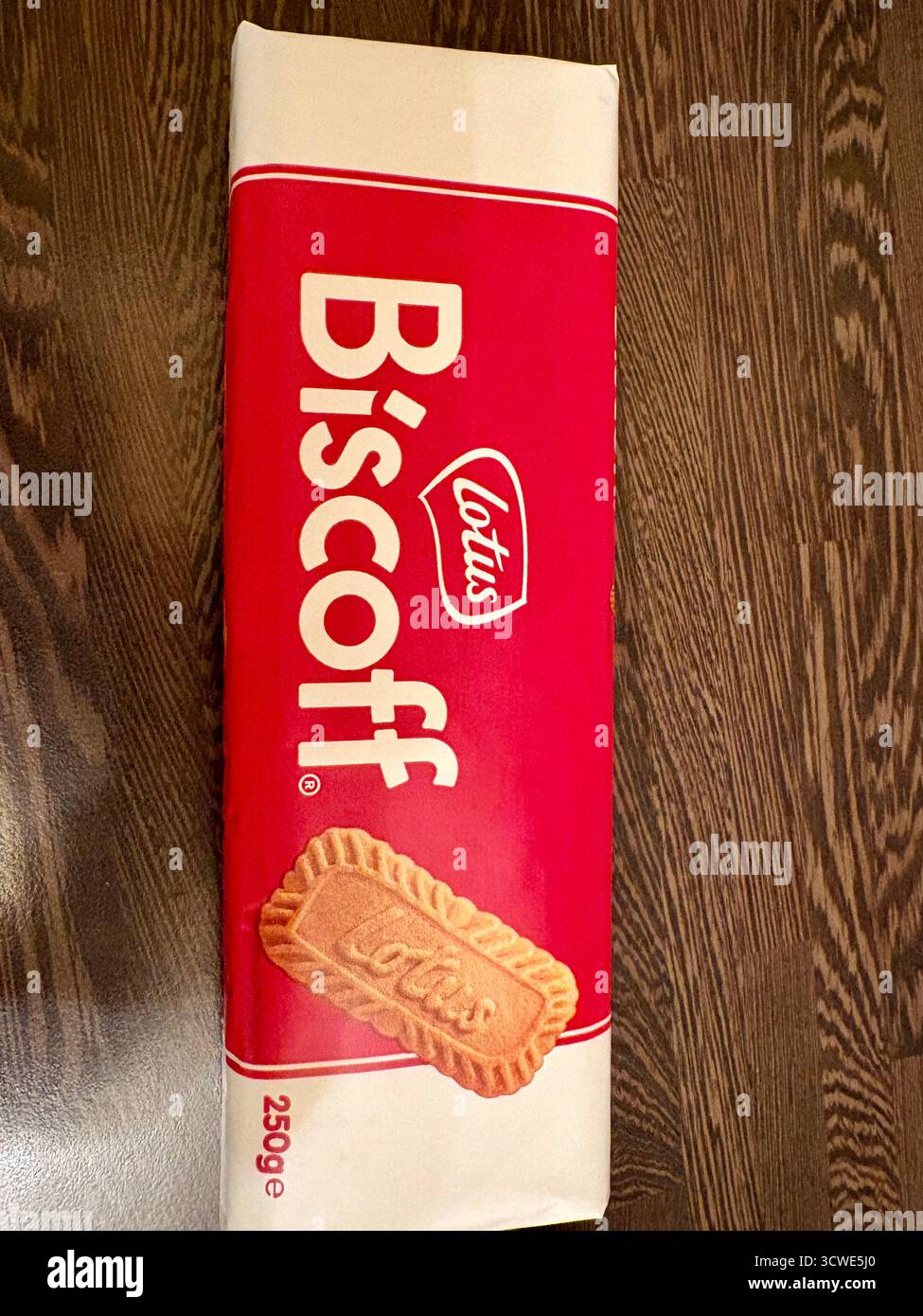 Biscotti belgi vegani Biscoff nel loro involucro - Immagine stock catturata con smartphone