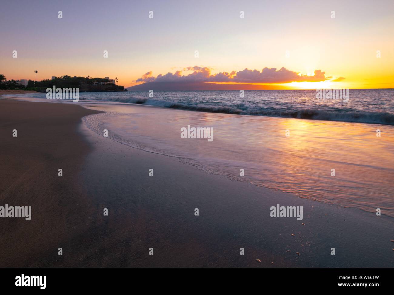 Bellissime fotografie a lunga esposizione della spiaggia al Royal Lahaina Resort & Bungalows al tramonto - Maui, Hawaii. Foto Stock