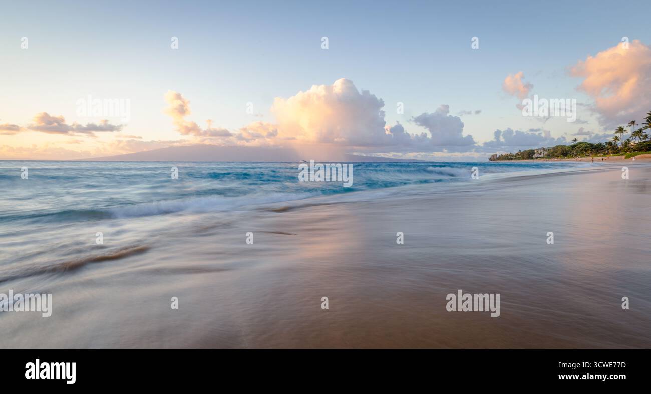 Bellissime fotografie a lunga esposizione della spiaggia al Royal Lahaina Resort & Bungalows al tramonto - Maui, Hawaii. Foto Stock