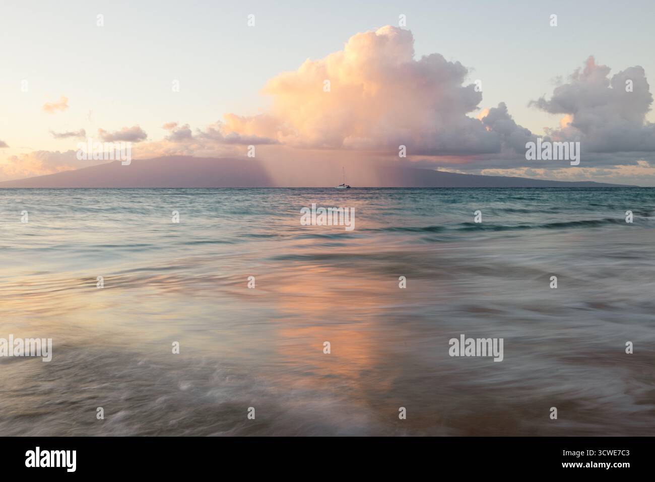 Bellissime fotografie a lunga esposizione della spiaggia al Royal Lahaina Resort & Bungalows al tramonto - Maui, Hawaii. Foto Stock
