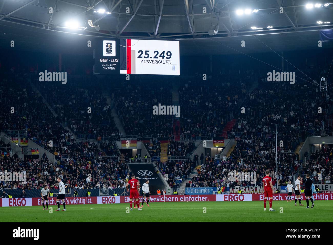 Zuschauerzahl 25249 ausverkauft auf der LED Anzeigetafel, GER, Deutschland vs. Luxemburg, Fussball, Herren, WM-Qualifikation Europa, 7. Spieltag, Spielzeit 2025/2026, 10.10.2025 foto: Eibner-Pressefoto/Michael Memmler Foto Stock