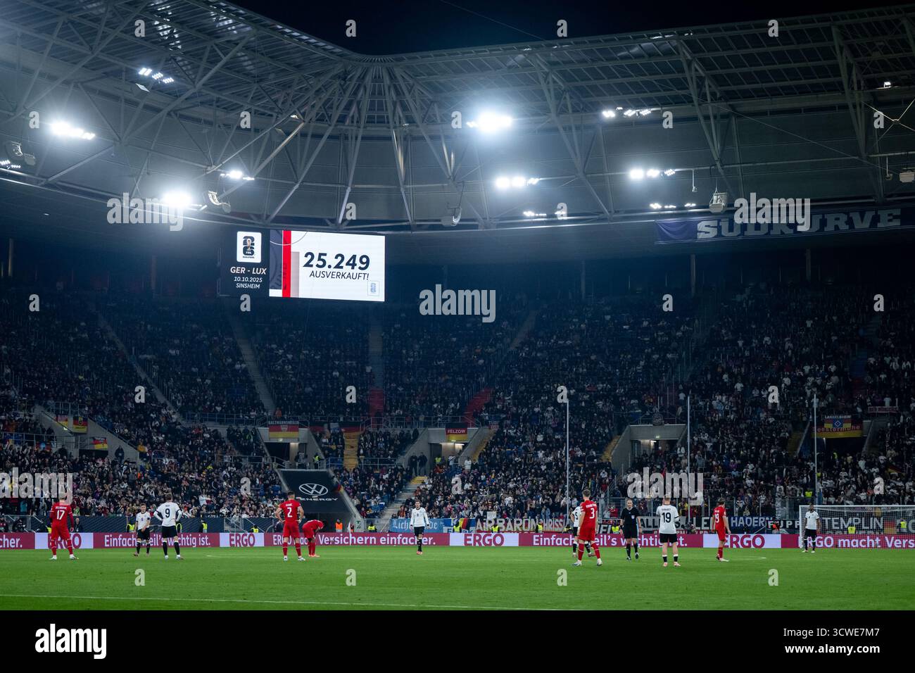 Zuschauerzahl 25249 ausverkauft auf der LED Anzeigetafel, daneben Banner der Suedkurve TSG 1899 Hoffenheim, GER, Deutschland vs. Luxemburg, Fussball, Herren, WM-Qualifikation Europa, 7. Spieltag, Spielzeit 2025/2026, 10.10.2025 foto: Eibner-Pressefoto/Michael Memmler Foto Stock