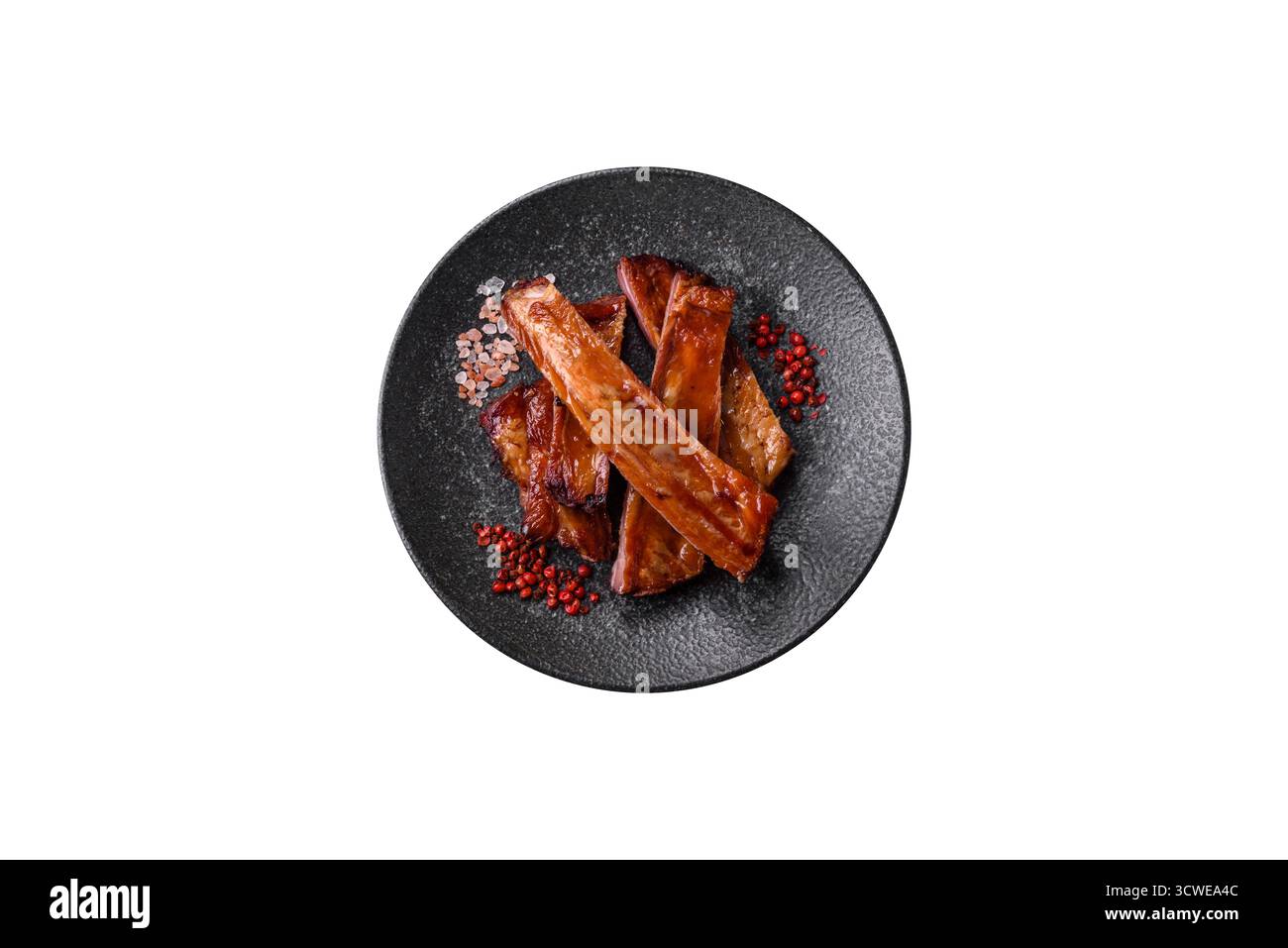 Costolette di maiale o di manzo grigliate o grigliate con salsa. Costolette cotte o affumicate come sfondo per il tuo design Foto Stock