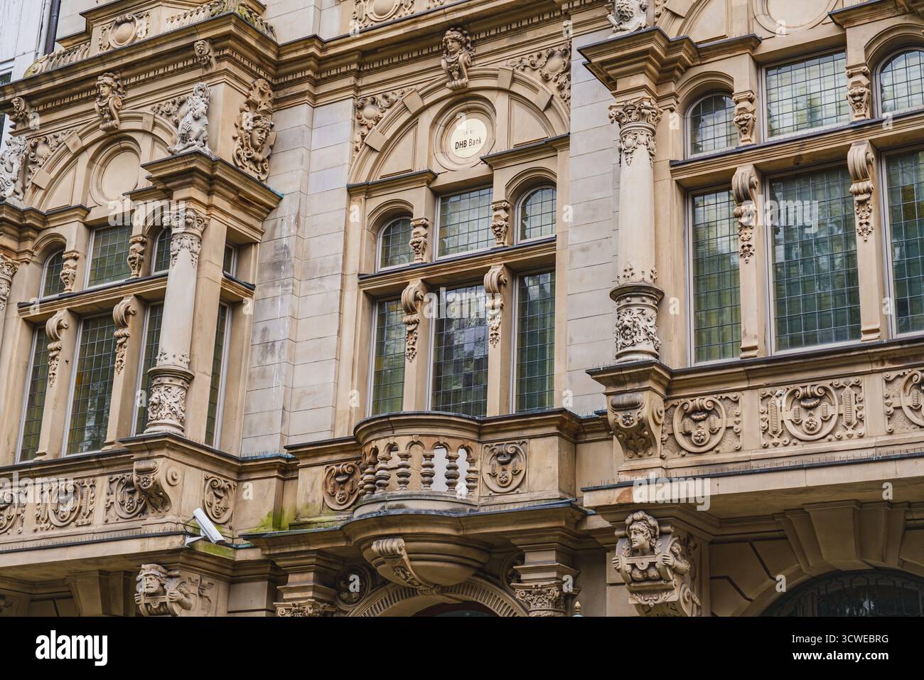 Un edificio storico e ornato a Düsseldorf si erge tra strutture moderne e presenta intricati dettagli architettonici Foto Stock