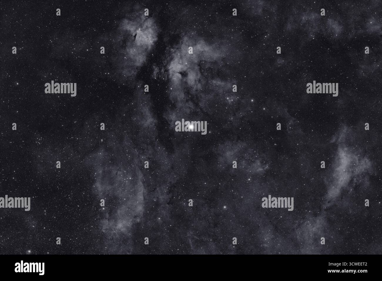 Nuvole di nebulose di emissione circondano la luminosa stella supergigante Sadr (centro) nella costellazione di Cygnus. Immagine telescopio ad alta risoluzione in banda stretta HIII fotografata da Londra nel Regno Unito, l'11 ottobre 2025. Foto Stock