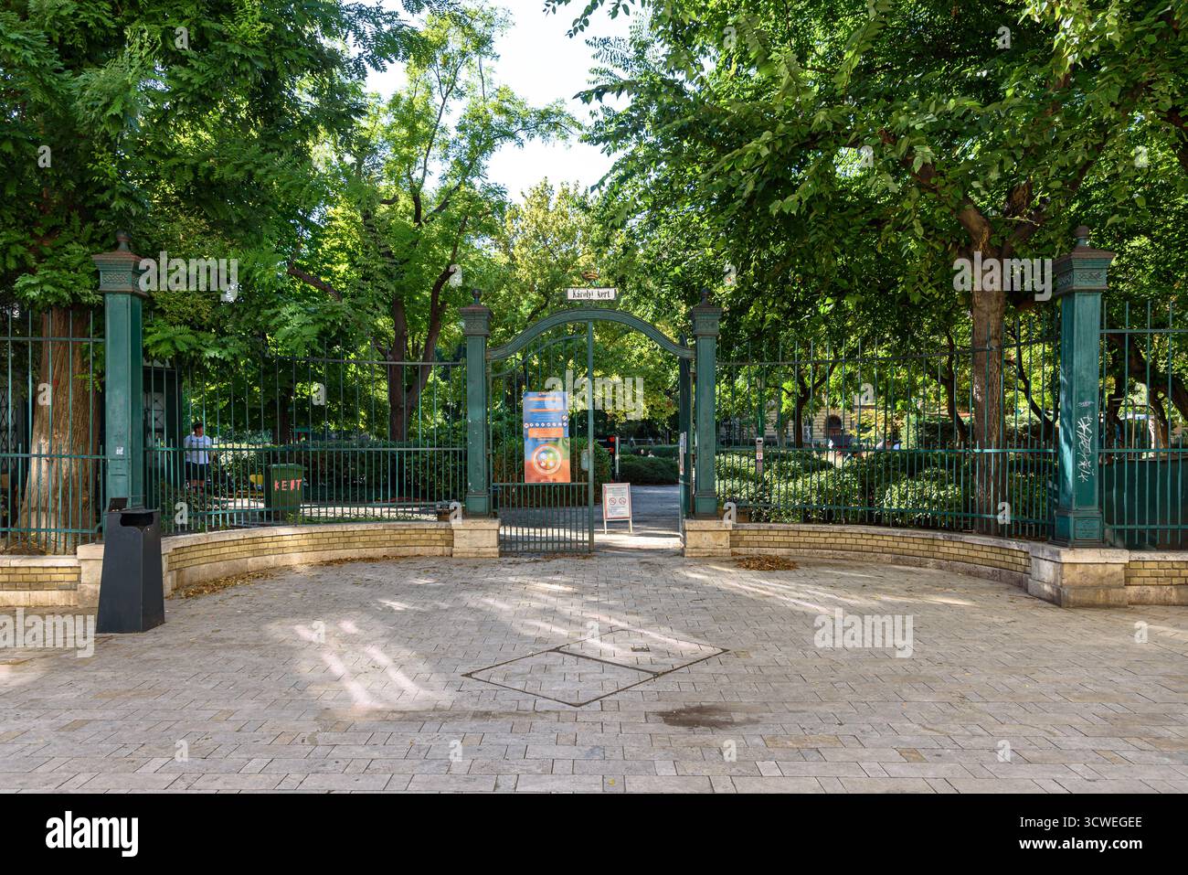 Un cancello verde per il parco/giardino Karolyi Kert nel centro di Budapest Foto Stock