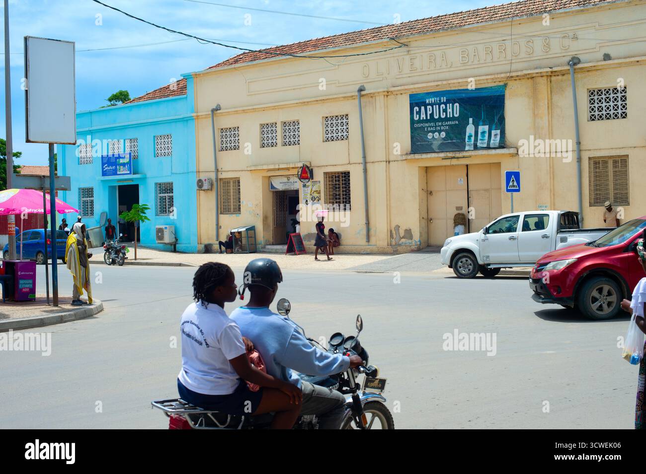 BENGUELA, ANGOLA - 14 MARZO 2025: Persone in una strada trafficata di Benguela. Tipica scena di strada Foto Stock