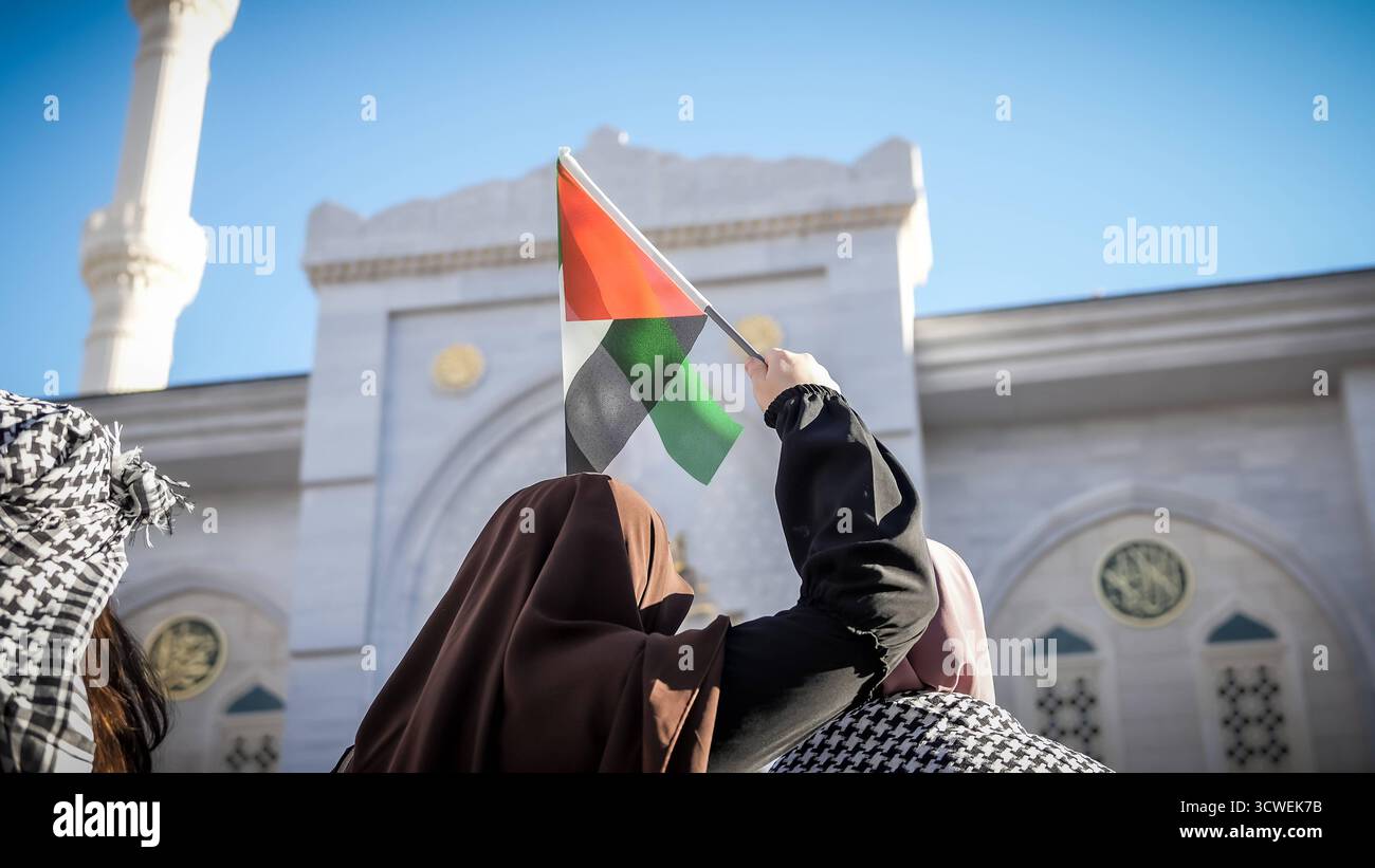 Solidarietà globale con Gaza dopo il cessate il fuoco, il ritiro dell'esercito israeliano e lo scambio di prigionieri tra Hamas e Israel Gaziantep, Türkiye 11 ottobre 2025: Bambini e donne che indossano keffiyeh e trasportano bandiere e striscioni palestinesi a sostegno di Gaza partecipano a una massiccia manifestazione in seguito all'annuncio di un cessate il fuoco, al ritiro delle forze israeliane e a uno scambio di prigionieri tra Hamas e Israele. Gaziantep Türkiye, Copyright: XMohammadxBashirxAldaherx Foto Stock