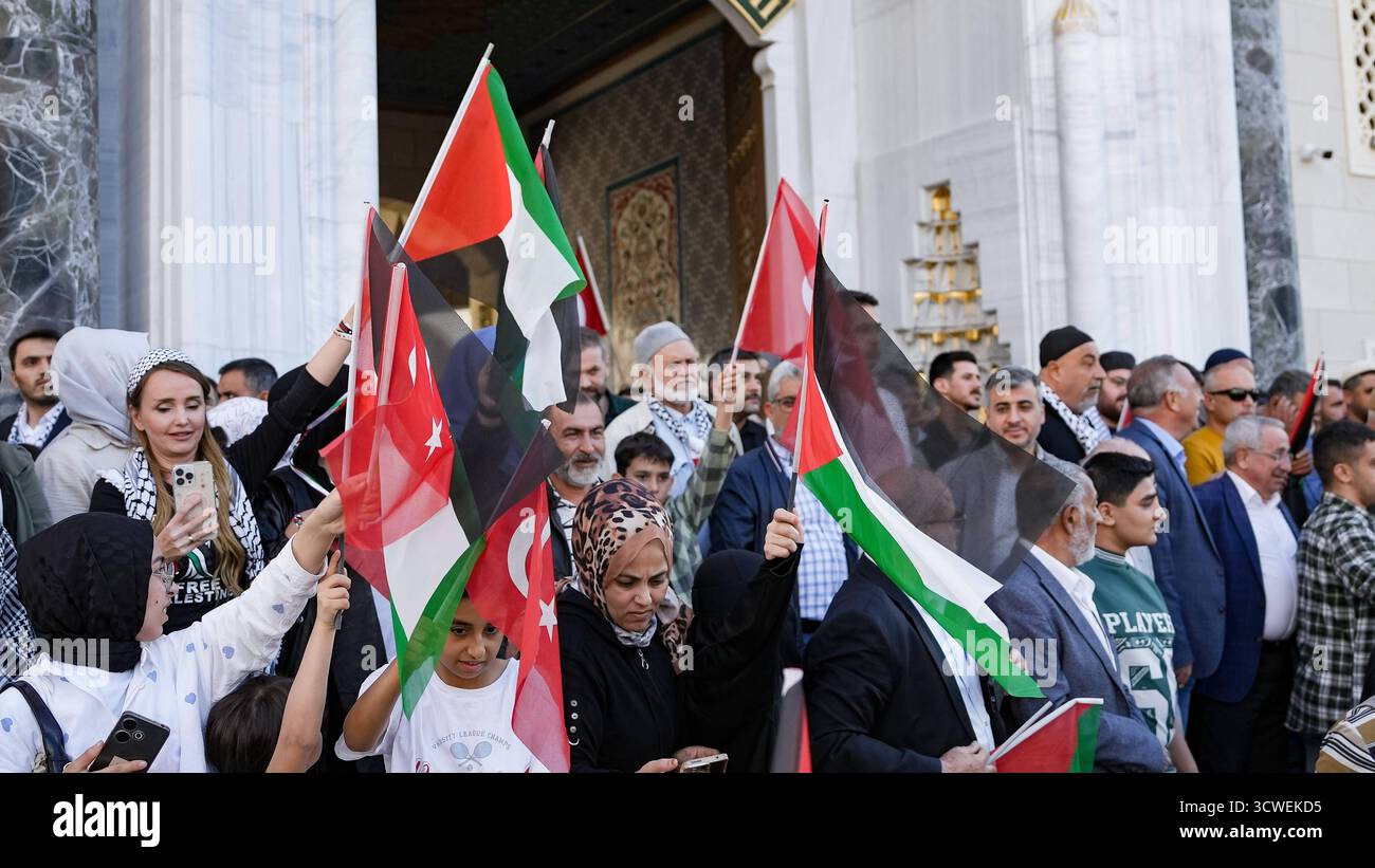 Solidarietà globale con Gaza dopo il cessate il fuoco, il ritiro dell'esercito israeliano e lo scambio di prigionieri tra Hamas e Israel Gaziantep, Türkiye 11 ottobre 2025: Migliaia di cittadini turchi partecipano a una grande manifestazione di solidarietà con i palestinesi a Gaza, a seguito dell'annuncio di un cessate il fuoco, del ritiro delle forze israeliane dalla Striscia di Gaza e del rilascio reciproco dei prigionieri da entrambe le parti. Gaziantep Türkiye, Copyright: XMohammadxBashirxAldaherx Foto Stock