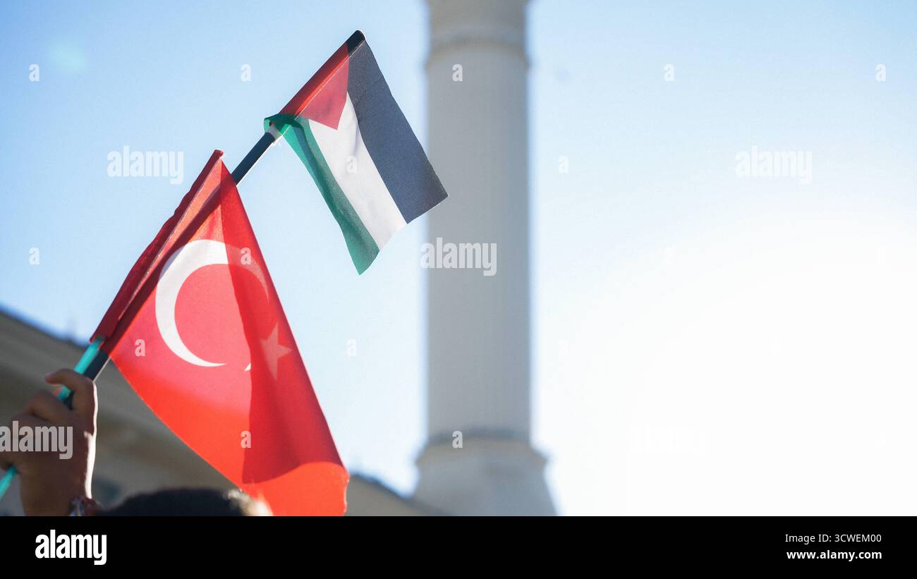 Solidarietà globale con Gaza dopo il cessate il fuoco, il ritiro dell'esercito israeliano e lo scambio di prigionieri tra Hamas e Israel Gaziantep, Türkiye 11 ottobre 2025: Bambini e donne che indossano keffiyeh e trasportano bandiere e striscioni palestinesi a sostegno di Gaza partecipano a una massiccia manifestazione in seguito all'annuncio di un cessate il fuoco, al ritiro delle forze israeliane e a uno scambio di prigionieri tra Hamas e Israele. Gaziantep Türkiye, Copyright: XMohammadxBashirxAldaherx Foto Stock