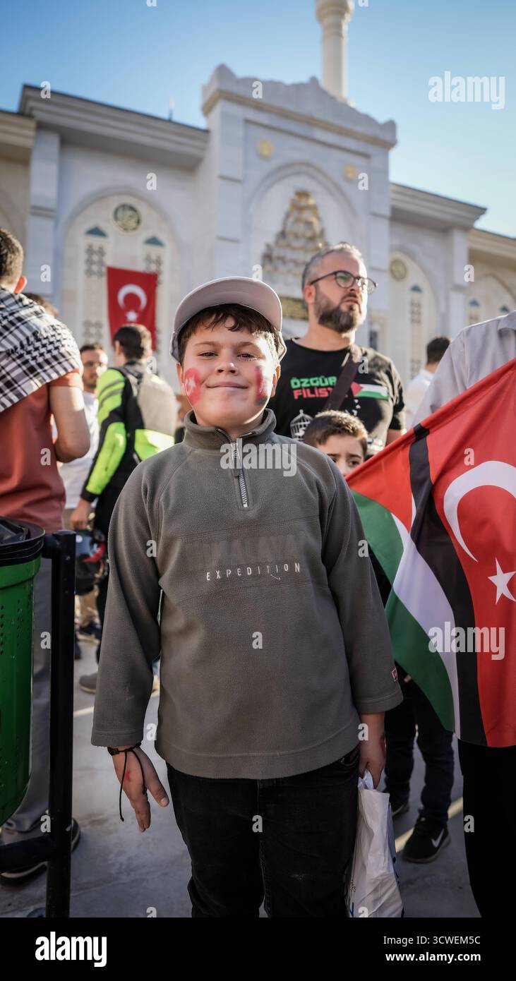 Solidarietà globale con Gaza dopo il cessate il fuoco, il ritiro dell'esercito israeliano e lo scambio di prigionieri tra Hamas e Israel Gaziantep, Türkiye 11 ottobre 2025: Migliaia di cittadini turchi partecipano a una grande manifestazione di solidarietà con i palestinesi a Gaza, a seguito dell'annuncio di un cessate il fuoco, del ritiro delle forze israeliane dalla Striscia di Gaza e del rilascio reciproco dei prigionieri da entrambe le parti. Gaziantep Türkiye, Copyright: XMohammadxBashirxAldaherx Foto Stock