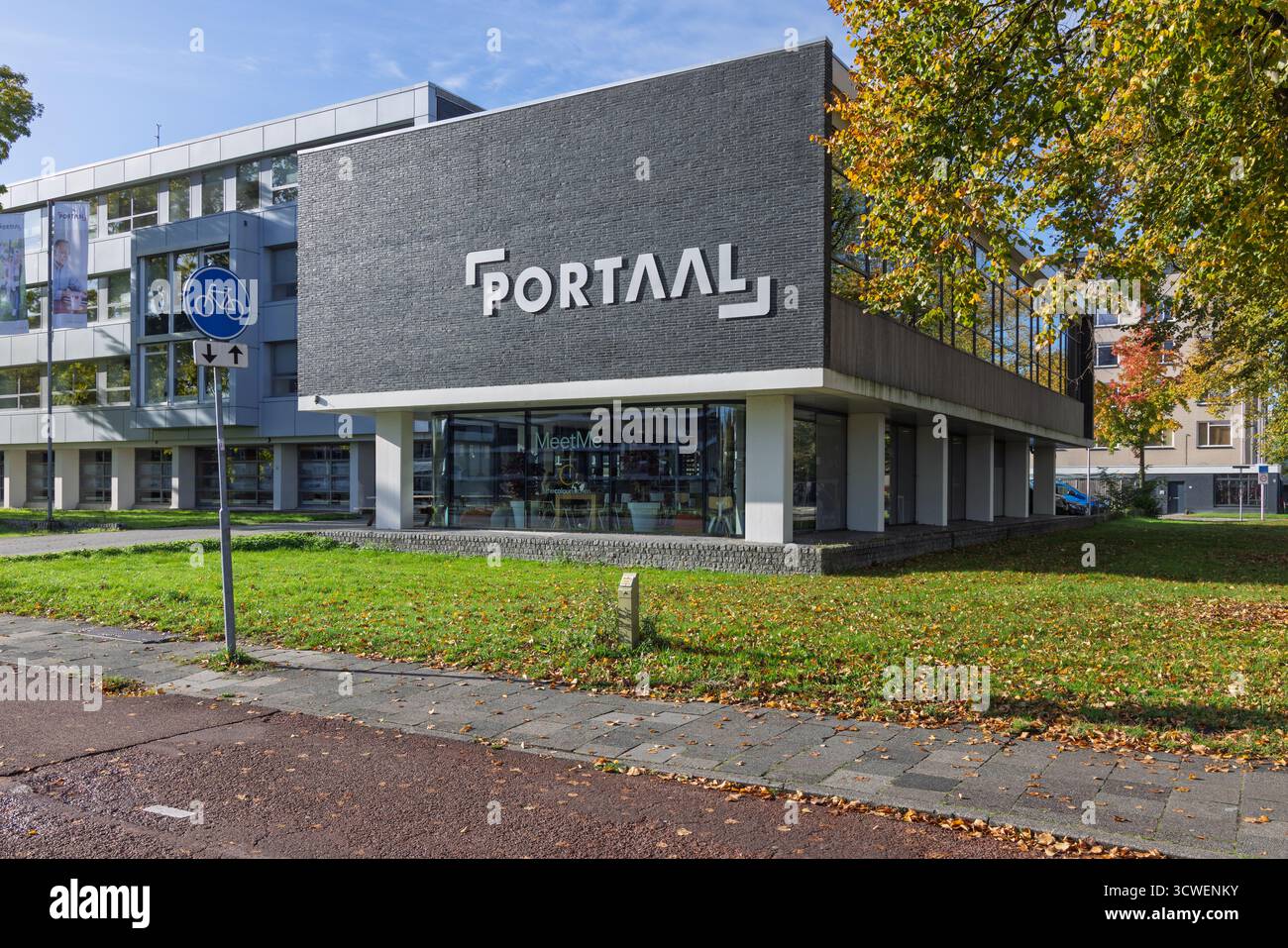 Esterno dell'edificio per uffici Portaal, una società immobiliare, caratterizzata da un'architettura moderna e da uno spazio verde circostante. Utrecht, Paesi Bassi. 9 oC Foto Stock