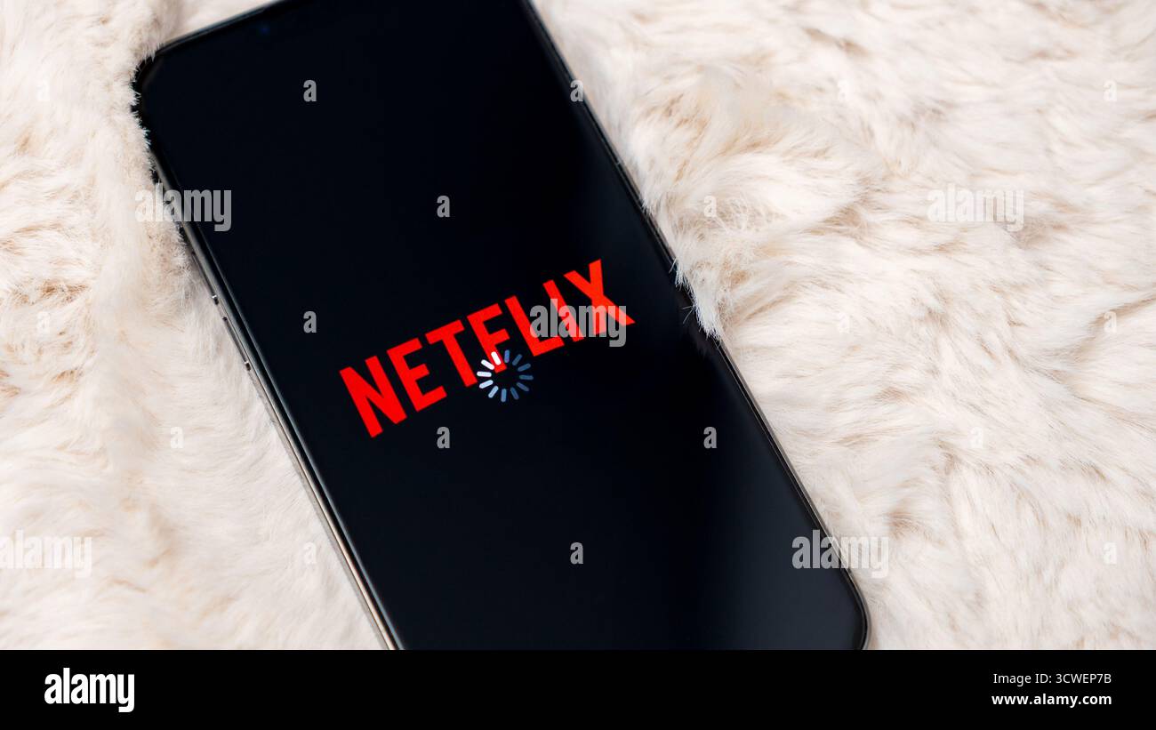 Ottawa ON, Canada - 6 ottobre 2025: Il dispositivo mobile mostra la schermata di caricamento di Netflix su una superficie lussuosa, che rappresenta le sfide dello streaming e l'esperienza degli utenti Foto Stock