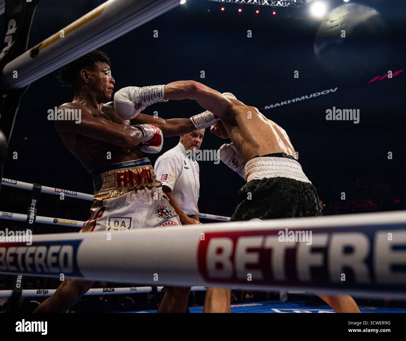 Utilita Arena, Sheffield, Regno Unito. 11 ottobre 2025. Matchroom Boxing, Dave Allen contro Arslanbek Makhmudov undercard; Junaid Bostan conquista un pugno nel campionato inglese dei pesi super welter contro Bilal Fawaz Credit: Action Plus Sports/Alamy Live News Foto Stock