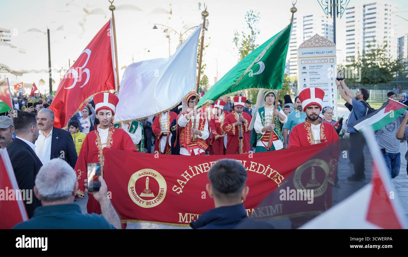 La banda giannizzera ottomana si esibisce durante la marcia pro-Gaza Gaziantep, Türkiye l'11 ottobre 2025: I membri della tradizionale banda giannizzera ottomana prendono parte a una marcia pro-Gaza a seguito dell'annuncio di un cessate il fuoco, del ritiro delle forze israeliane dalla Striscia di Gaza e dello scambio di prigionieri tra entrambe le parti. Gaziantep Türkiye, Copyright: XMohammadxBashirxAldaherx Foto Stock