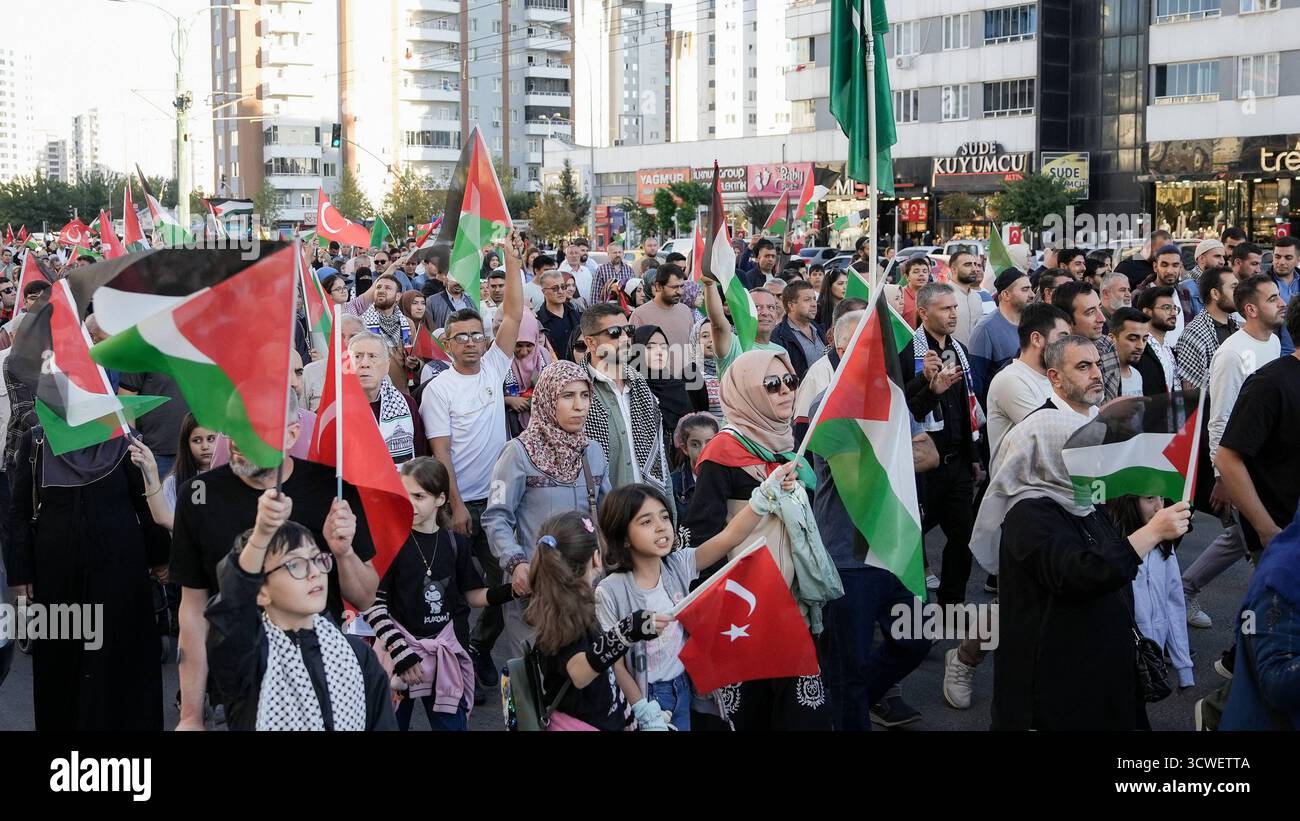 Solidarietà globale con Gaza dopo il cessate il fuoco, il ritiro dell'esercito israeliano e lo scambio di prigionieri tra Hamas e Israel Gaziantep, Türkiye 11 ottobre 2025: Migliaia di cittadini turchi partecipano a una grande manifestazione di solidarietà con i palestinesi a Gaza, a seguito dell'annuncio di un cessate il fuoco, del ritiro delle forze israeliane dalla Striscia di Gaza e del rilascio reciproco dei prigionieri da entrambe le parti. Gaziantep Türkiye, Copyright: XMohammadxBashirxAldaherx Foto Stock