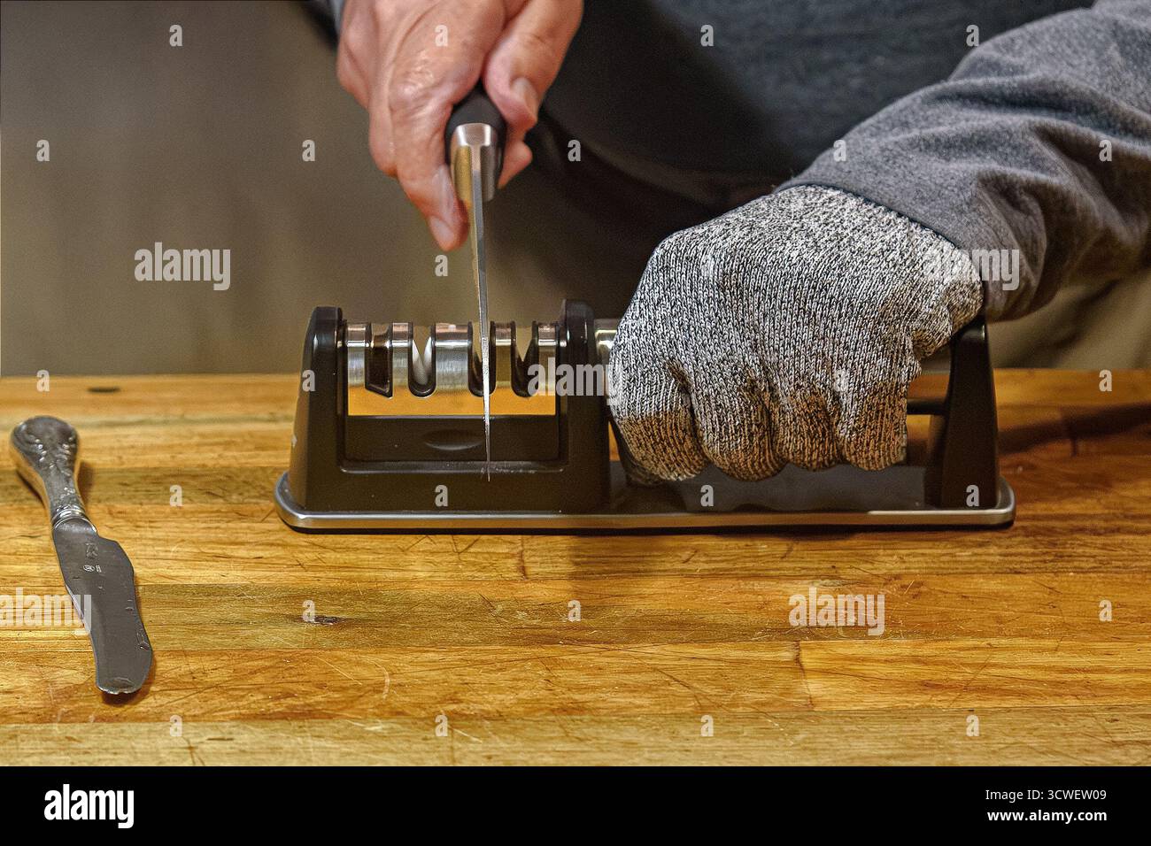 Affilare i coltelli in cucina Foto Stock