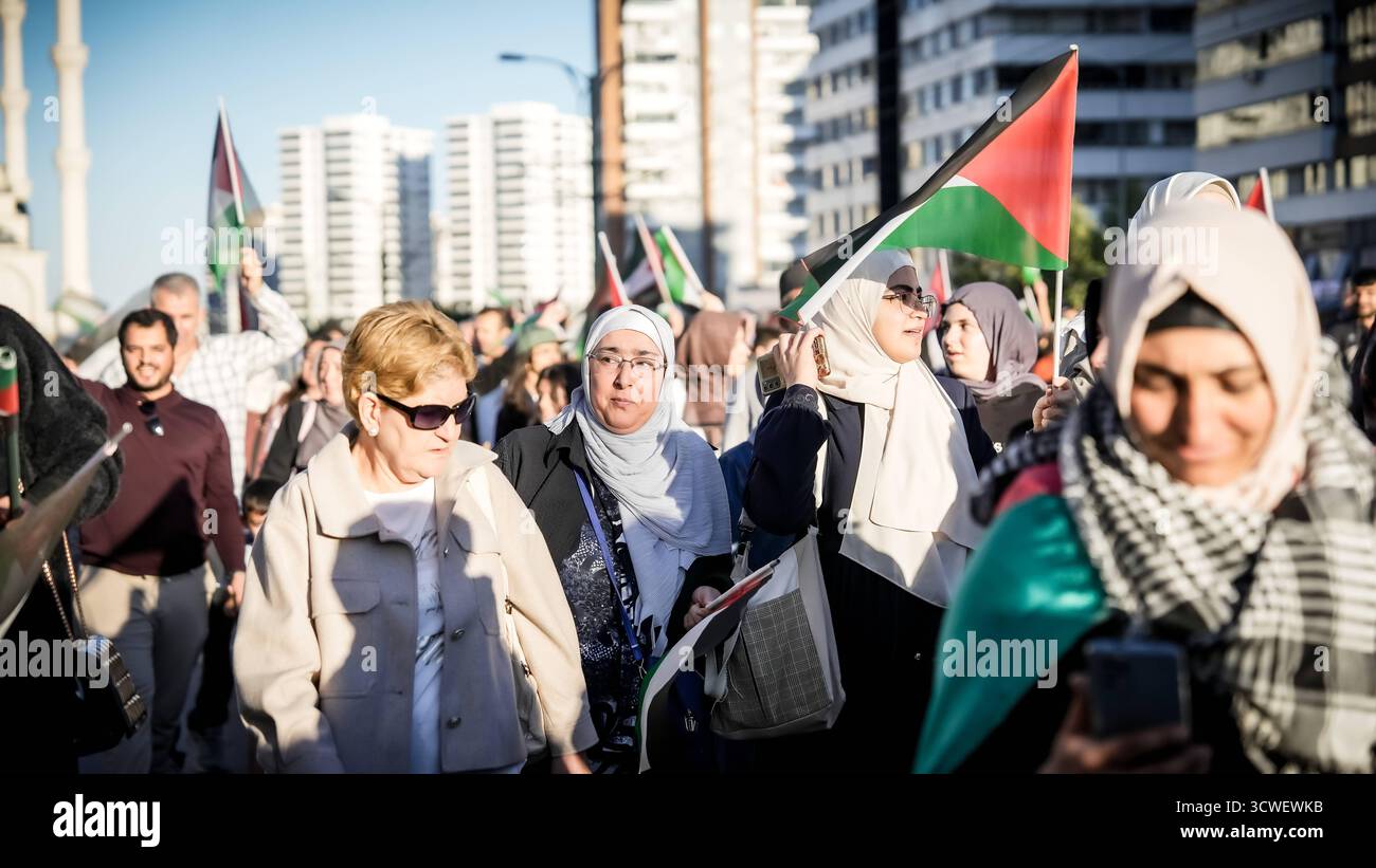 Solidarietà globale con Gaza dopo il cessate il fuoco, il ritiro dell'esercito israeliano e lo scambio di prigionieri tra Hamas e Israel Gaziantep, Türkiye 11 ottobre 2025: Migliaia di cittadini turchi partecipano a una grande manifestazione di solidarietà con i palestinesi a Gaza, a seguito dell'annuncio di un cessate il fuoco, del ritiro delle forze israeliane dalla Striscia di Gaza e del rilascio reciproco dei prigionieri da entrambe le parti. Gaziantep Türkiye, Copyright: XMohammadxBashirxAldaherx Foto Stock