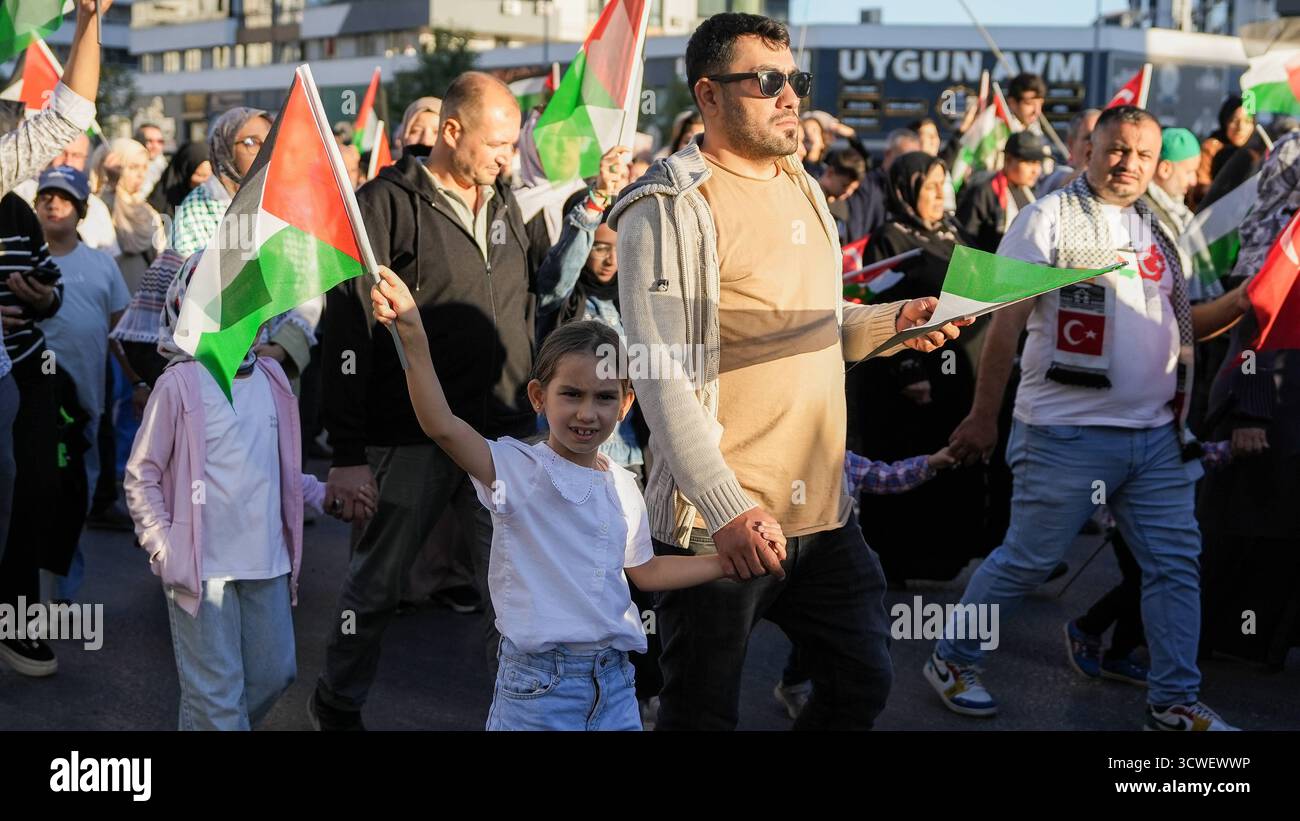 Solidarietà globale con Gaza dopo il cessate il fuoco, il ritiro dell'esercito israeliano e lo scambio di prigionieri tra Hamas e Israel Gaziantep, Türkiye 11 ottobre 2025: Migliaia di cittadini turchi partecipano a una grande manifestazione di solidarietà con i palestinesi a Gaza, a seguito dell'annuncio di un cessate il fuoco, del ritiro delle forze israeliane dalla Striscia di Gaza e del rilascio reciproco dei prigionieri da entrambe le parti. Gaziantep Türkiye, Copyright: XMohammadxBashirxAldaherx Foto Stock