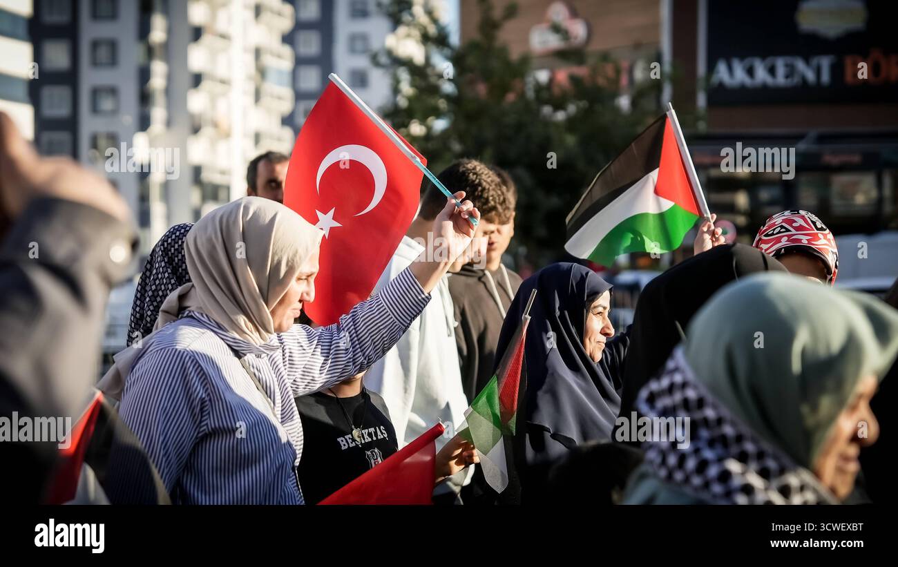 Solidarietà globale con Gaza dopo il cessate il fuoco, il ritiro dell'esercito israeliano e lo scambio di prigionieri tra Hamas e Israel Gaziantep, Türkiye 11 ottobre 2025: Migliaia di cittadini turchi partecipano a una grande manifestazione di solidarietà con i palestinesi a Gaza, a seguito dell'annuncio di un cessate il fuoco, del ritiro delle forze israeliane dalla Striscia di Gaza e del rilascio reciproco dei prigionieri da entrambe le parti. Gaziantep Türkiye, Copyright: XMohammadxBashirxAldaherx Foto Stock