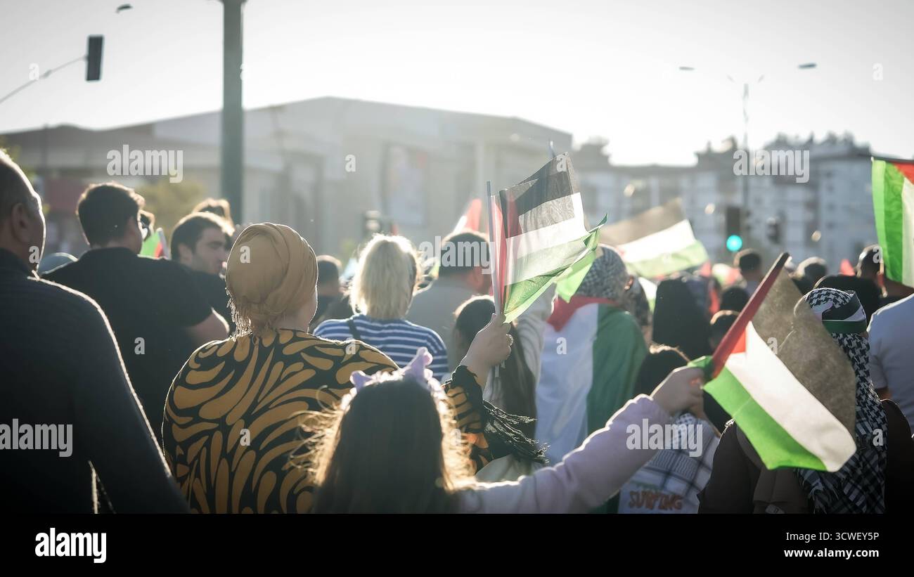 Solidarietà globale con Gaza dopo il cessate il fuoco, il ritiro dell'esercito israeliano e lo scambio di prigionieri tra Hamas e Israel Gaziantep, Türkiye 11 ottobre 2025: Bambini e donne che indossano keffiyeh e trasportano bandiere e striscioni palestinesi a sostegno di Gaza partecipano a una massiccia manifestazione in seguito all'annuncio di un cessate il fuoco, al ritiro delle forze israeliane e a uno scambio di prigionieri tra Hamas e Israele. Gaziantep Türkiye, Copyright: XMohammadxBashirxAldaherx Foto Stock