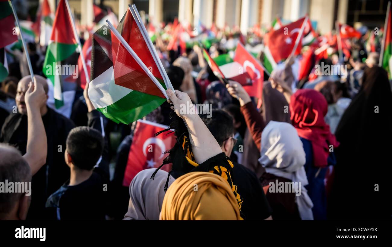 Solidarietà globale con Gaza dopo il cessate il fuoco, il ritiro dell'esercito israeliano e lo scambio di prigionieri tra Hamas e Israel Gaziantep, Türkiye 11 ottobre 2025: Migliaia di cittadini turchi partecipano a una grande manifestazione di solidarietà con i palestinesi a Gaza, a seguito dell'annuncio di un cessate il fuoco, del ritiro delle forze israeliane dalla Striscia di Gaza e del rilascio reciproco dei prigionieri da entrambe le parti. Gaziantep Türkiye, Copyright: XMohammadxBashirxAldaherx Foto Stock