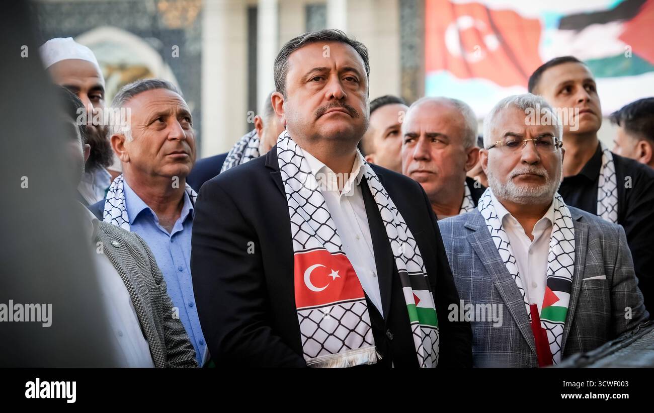 Solidarietà globale con Gaza dopo il cessate il fuoco, il ritiro dell'esercito israeliano e lo scambio di prigionieri tra Hamas e Israel Gaziantep, Türkiye 11 ottobre 2025: I funzionari turchi partecipano a una grande manifestazione a sostegno dei palestinesi a Gaza in seguito all'annuncio di un cessate il fuoco, al ritiro delle forze israeliane dalla Striscia di Gaza e a uno scambio di prigionieri tra le due parti. Gaziantep Türkiye, Copyright: XMohammadxBashirxAldaherx Foto Stock