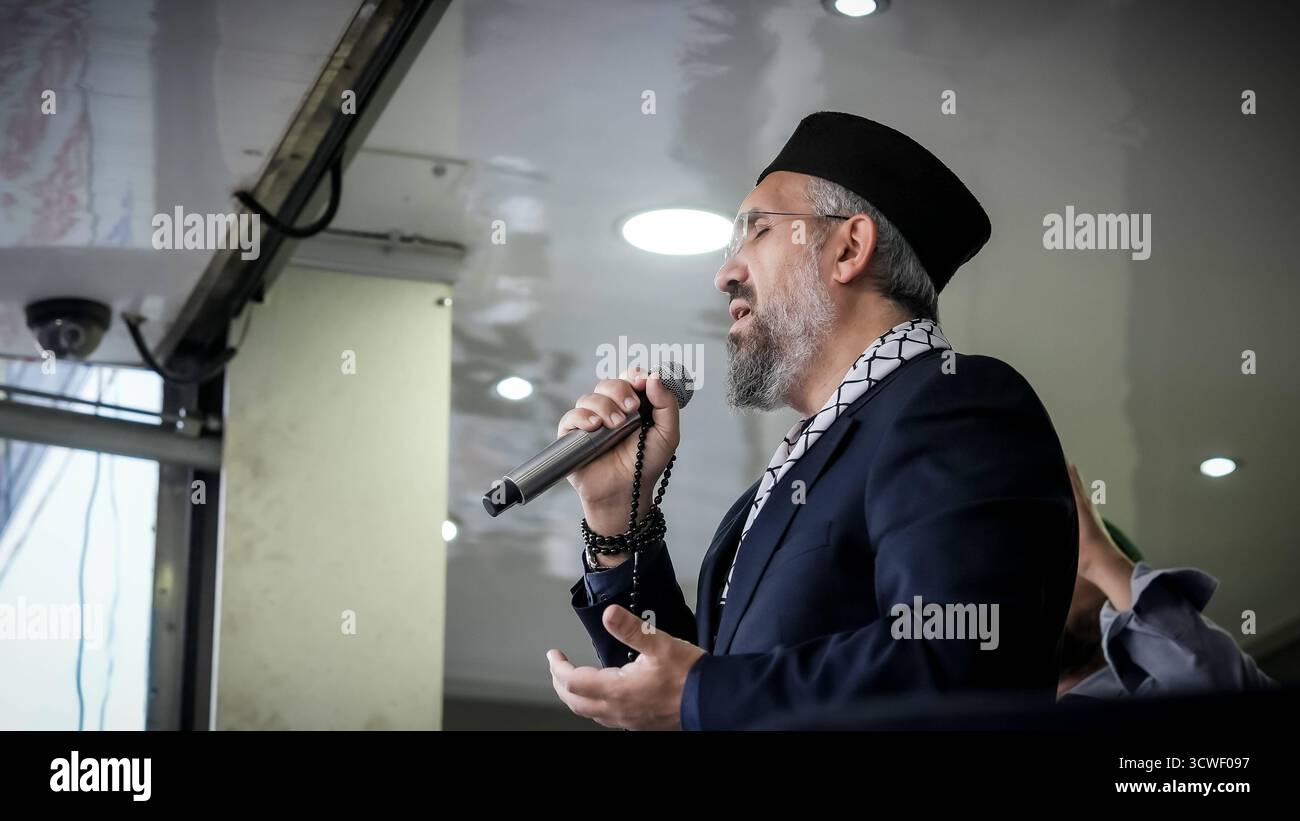 Il predicatore turco Dr. Ähsan Åženocak si unisce al Rally pro-Gaza Gaziantep, Türkiye 11 ottobre 2025: Rinomato studioso turco islamico e predicatore Dr. Ähsan Åženocak partecipa a una marcia pro-Gaza a seguito dell'annuncio di un cessate il fuoco, del ritiro delle forze israeliane dalla Striscia di Gaza e di uno scambio di prigionieri tra Hamas e Israele. Migliaia di persone si sono unite alla manifestazione per mostrare solidarietà ai palestinesi a Gaza. Gaziantep Türkiye, Copyright: XMohammadxBashirxAldaherx Foto Stock