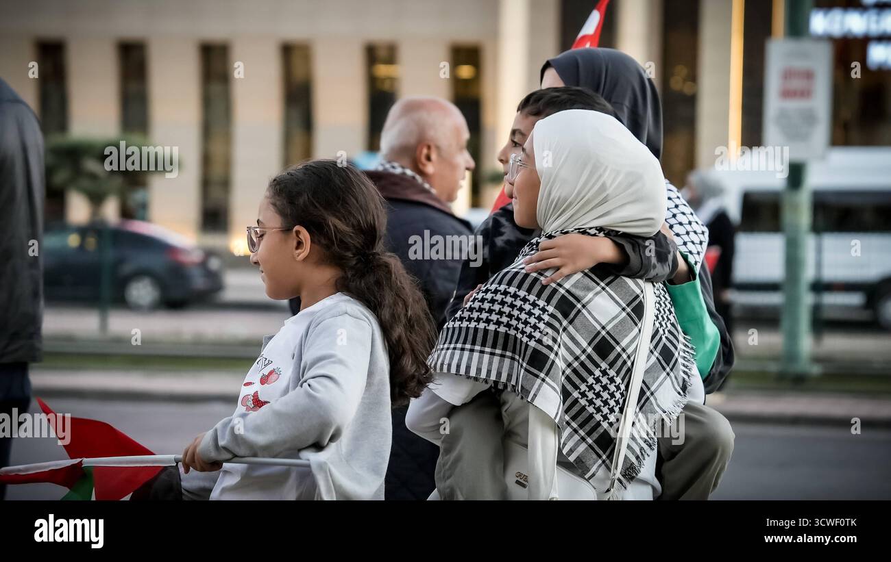 Solidarietà globale con Gaza dopo il cessate il fuoco, il ritiro dell'esercito israeliano e lo scambio di prigionieri tra Hamas e Israel Gaziantep, Türkiye 11 ottobre 2025: Bambini e donne che indossano keffiyeh e trasportano bandiere e striscioni palestinesi a sostegno di Gaza partecipano a una massiccia manifestazione in seguito all'annuncio di un cessate il fuoco, al ritiro delle forze israeliane e a uno scambio di prigionieri tra Hamas e Israele. Gaziantep Türkiye, Copyright: XMohammadxBashirxAldaherx Foto Stock
