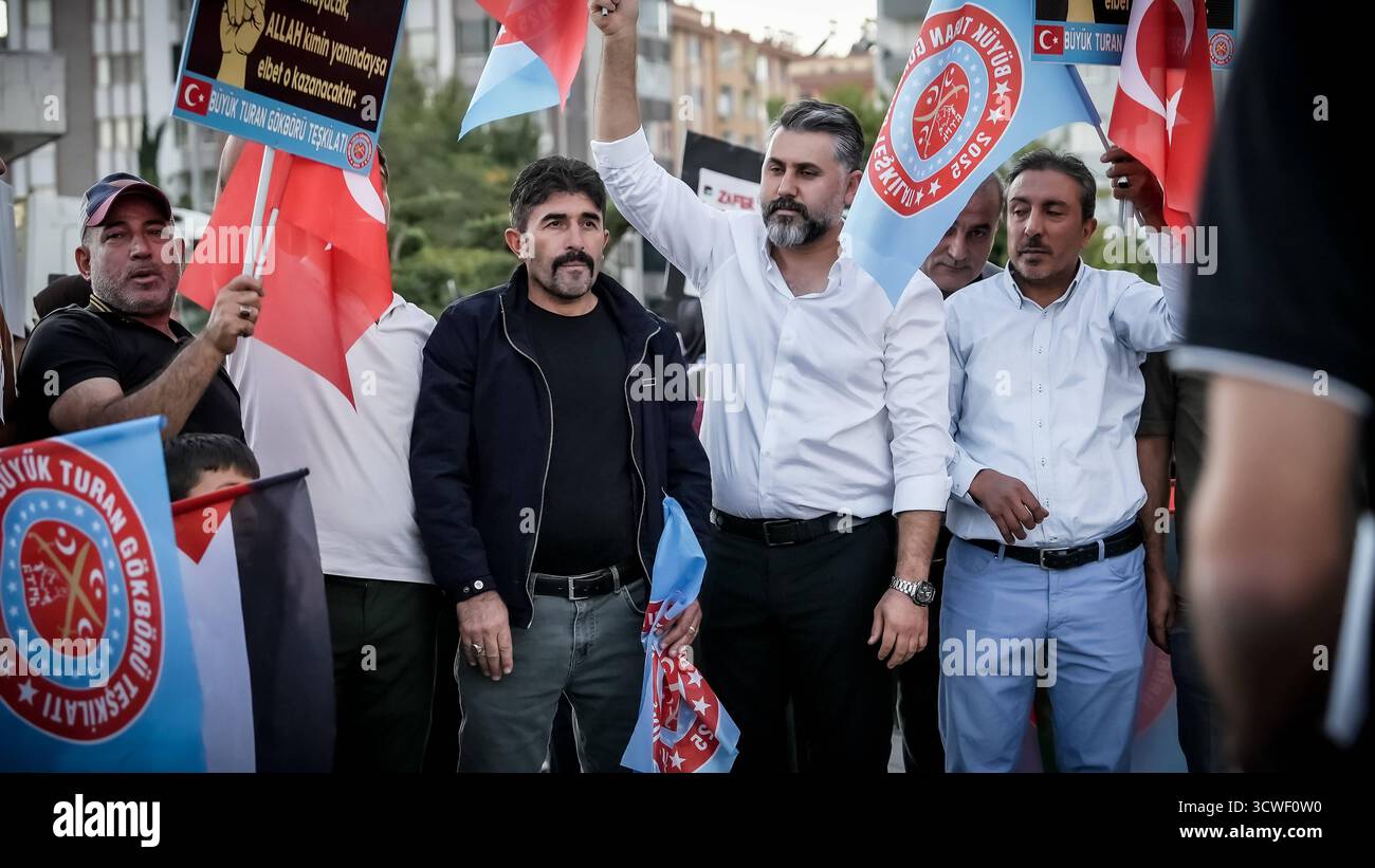 Solidarietà globale con Gaza dopo il cessate il fuoco, il ritiro dell'esercito israeliano e lo scambio di prigionieri tra Hamas e Israel Gaziantep, Türkiye 11 ottobre 2025: Migliaia di cittadini turchi partecipano a una grande manifestazione di solidarietà con i palestinesi a Gaza, a seguito dell'annuncio di un cessate il fuoco, del ritiro delle forze israeliane dalla Striscia di Gaza e del rilascio reciproco dei prigionieri da entrambe le parti. Gaziantep Türkiye, Copyright: XMohammadxBashirxAldaherx Foto Stock