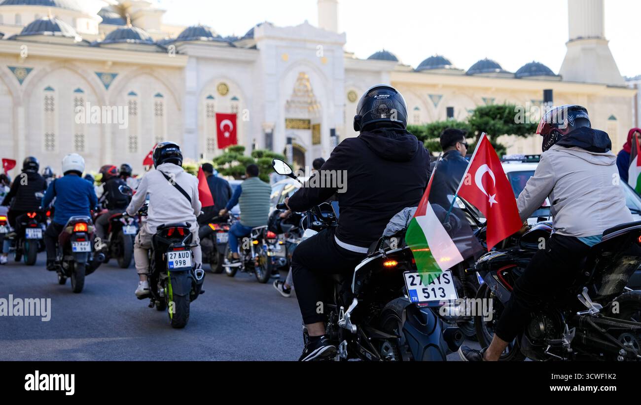 Solidarietà globale con Gaza dopo il cessate il fuoco, il ritiro dell'esercito israeliano e lo scambio di prigionieri tra Hamas e Israel Gaziantep, Türkiye 11 ottobre 2025: Migliaia di cittadini turchi partecipano a una grande manifestazione di solidarietà con i palestinesi a Gaza, a seguito dell'annuncio di un cessate il fuoco, del ritiro delle forze israeliane dalla Striscia di Gaza e del rilascio reciproco dei prigionieri da entrambe le parti. Gaziantep Türkiye, Copyright: XMohammadxBashirxAldaherx Foto Stock