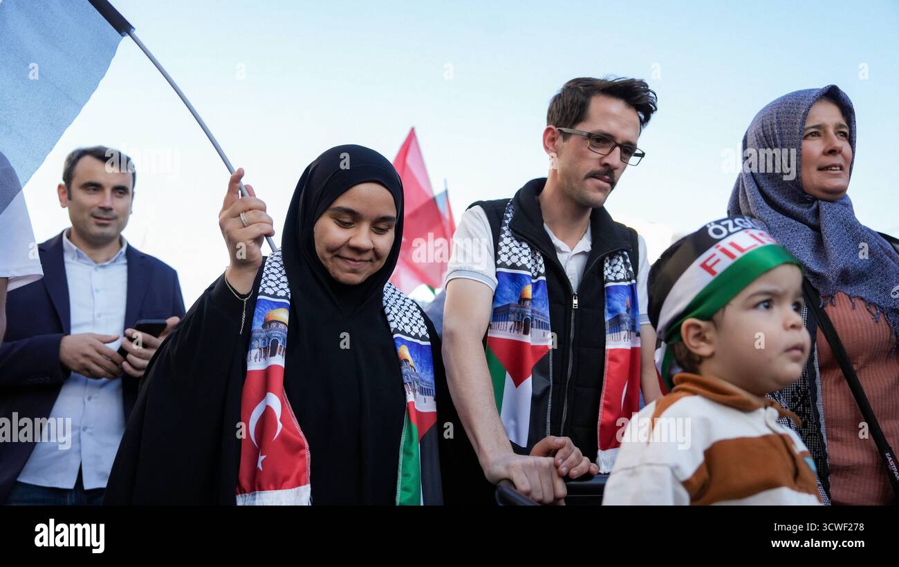 Solidarietà globale con Gaza dopo il cessate il fuoco, il ritiro dell'esercito israeliano e lo scambio di prigionieri tra Hamas e Israel Gaziantep, Türkiye 11 ottobre 2025: Migliaia di cittadini turchi partecipano a una grande manifestazione di solidarietà con i palestinesi a Gaza, a seguito dell'annuncio di un cessate il fuoco, del ritiro delle forze israeliane dalla Striscia di Gaza e del rilascio reciproco dei prigionieri da entrambe le parti. Gaziantep Türkiye, Copyright: XMohammadxBashirxAldaherx Foto Stock