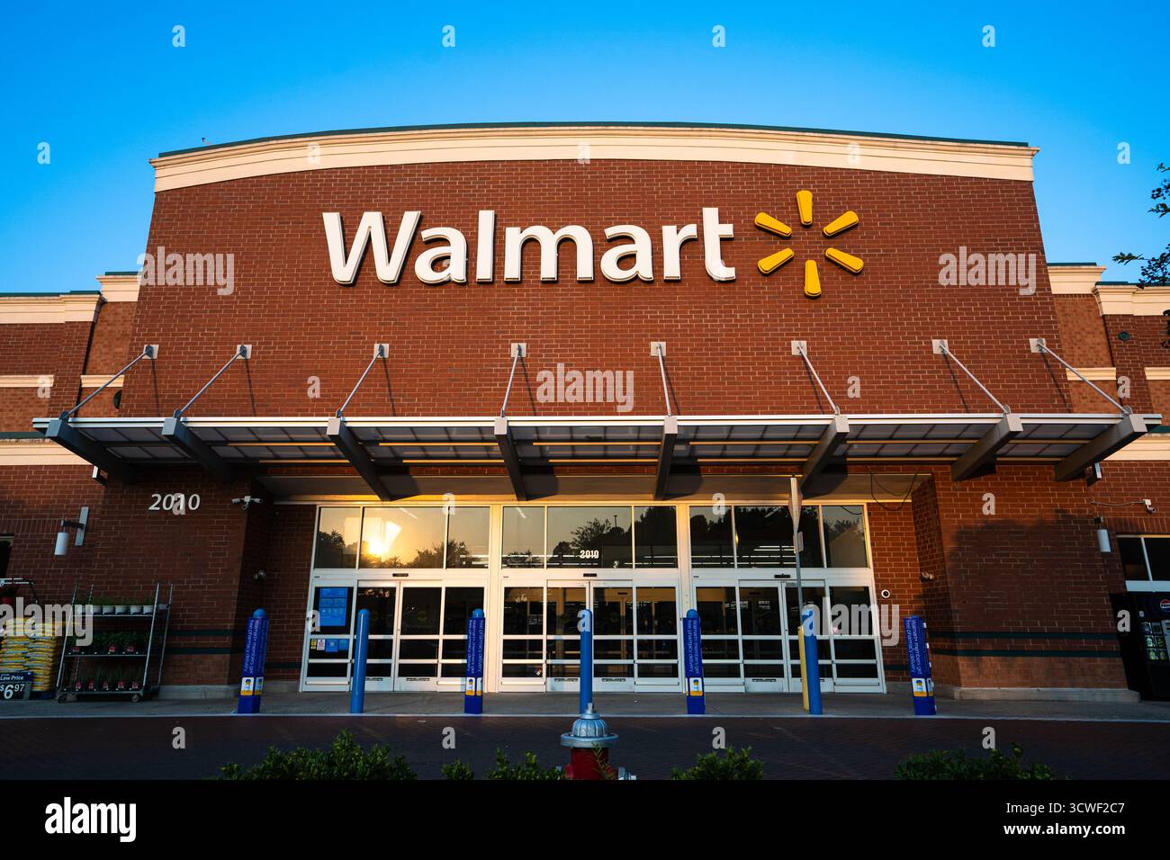 Edificio esterno del Walmart Supercenter in Kildaire Farm Road a Cary, North Carolina Foto Stock