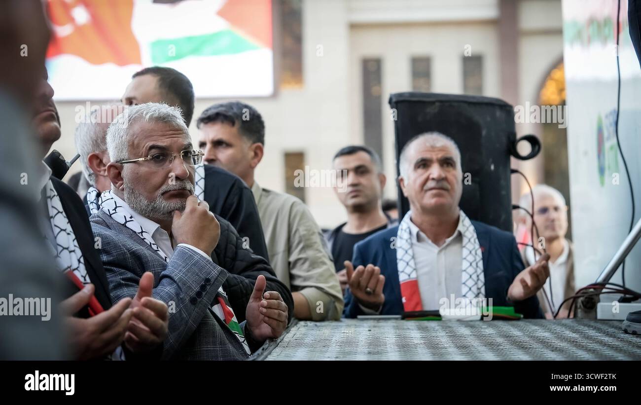 Solidarietà globale con Gaza dopo il cessate il fuoco, il ritiro dell'esercito israeliano e lo scambio di prigionieri tra Hamas e Israel Gaziantep, Türkiye 11 ottobre 2025: I funzionari turchi partecipano a una grande manifestazione a sostegno dei palestinesi a Gaza in seguito all'annuncio di un cessate il fuoco, al ritiro delle forze israeliane dalla Striscia di Gaza e a uno scambio di prigionieri tra le due parti. Gaziantep Türkiye, Copyright: XMohammadxBashirxAldaherx Foto Stock