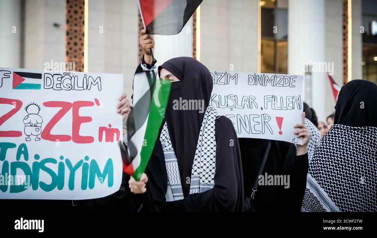 Solidarietà globale con Gaza dopo il cessate il fuoco, il ritiro dell'esercito israeliano e lo scambio di prigionieri tra Hamas e Israel Gaziantep, Türkiye 11 ottobre 2025: Migliaia di cittadini turchi partecipano a una grande manifestazione di solidarietà con i palestinesi a Gaza, a seguito dell'annuncio di un cessate il fuoco, del ritiro delle forze israeliane dalla Striscia di Gaza e del rilascio reciproco dei prigionieri da entrambe le parti. Gaziantep Türkiye, Copyright: XMohammadxBashirxAldaherx Foto Stock